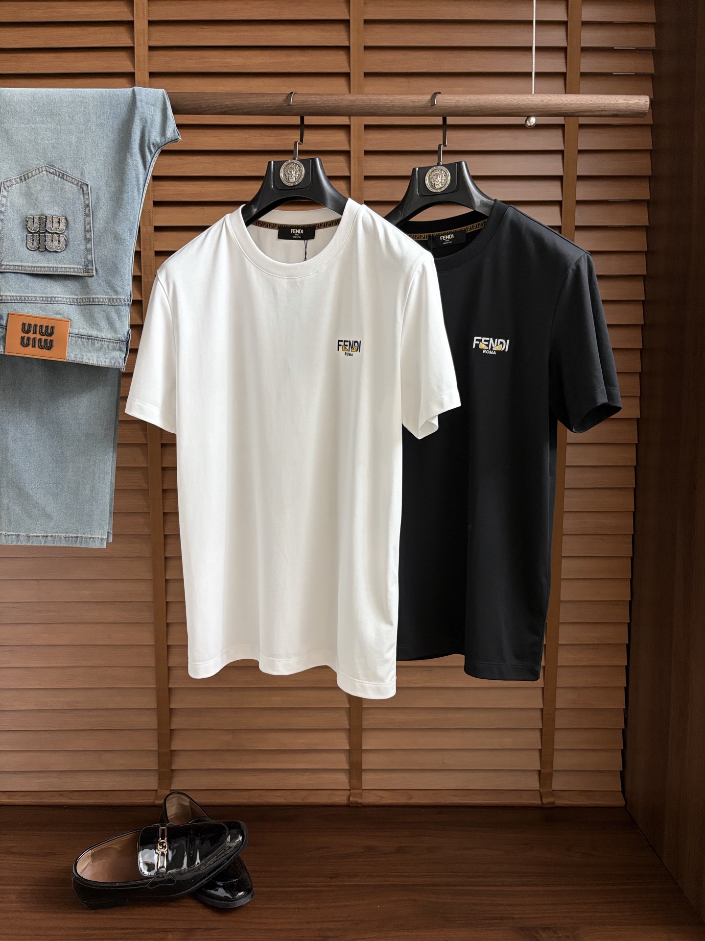 NO:926231,Fen, 2026 top-quality spring and summer T-shirt, presented with a classic round neck and neat short-sleeved silhouette. The essence of the design lies in the iconic pattern on one side of the body, with simple and smooth lines, reinterpreting this classic brand symbol with unique modern technology. The use of cloud cotton fabric imported from Peru ensures a comfortable experience for daily wear. The overall style combines the long British tradition with contemporary urban flavor  A wonderful fusion, simplicity contains profound heritage. Whether it is paired with denim items to create a casual look, or used as an inner layer to brighten a commuting outfit, it can easily show a calm and elegant personal style, becoming an indispensable iconic item in this season's wardrobe. M-3XL (model weighs 173,143 pounds, upper body size L), T-shirt, tees, t-shirt,19860909芬、2026顶级一线品质春夏T恤,以经典圆领与利落短袖廓形呈现.设计精髓在于衣身一侧标志性图案,其线条简洁流畅,以独特的现代工艺重新诠释这一经典品牌符号.采用秘鲁进口云朵棉面料,确保了日常穿着的舒适体验.整体风格将悠久的英伦传统与当代都市气息巧妙融合,简约中蕴含着深厚底蕴.无论是搭配丹宁单品塑造休闲造型,亦或作为内搭点亮通勤穿搭,都能轻松彰显从容而优雅的个人风格,成为本季衣橱中不可或缺的标志性单品.M-3XL（模特173,143斤上身L码）,,T-shirt,tees，t-shirt,,Men's clothing