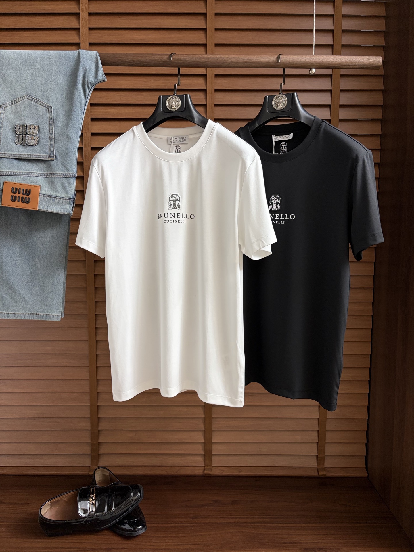 NO:926239,BC, 2026 top-quality spring and summer T-shirts are presented with a classic round neck and neat short-sleeved silhouette. The essence of the design lies in the iconic pattern on one side of the body, with simple and smooth lines, reinterpreting this classic brand symbol with unique modern technology. The use of Yunduo cotton fabric imported from Peru ensures a comfortable experience for daily wear. The overall style combines the long-standing British tradition with contemporary urban flavor  A wonderful fusion, simplicity contains profound heritage. Whether it is paired with denim items to create a casual look, or used as an inner layer to brighten a commuting outfit, it can easily show a calm and elegant personal style, becoming an indispensable iconic item in this season's wardrobe. M-3XL (model weighs 173,143 pounds, upper body size L), T-shirt, tees, t-shirt,19860909BC、2026顶级一线品质春夏T恤,以经典圆领与利落短袖廓形呈现.设计精髓在于衣身一侧标志性图案,其线条简洁流畅,以独特的现代工艺重新诠释这一经典品牌符号.采用秘鲁进口云朵棉面料,确保了日常穿着的舒适体验.整体风格将悠久的英伦传统与当代都市气息巧妙融合,简约中蕴含着深厚底蕴.无论是搭配丹宁单品塑造休闲造型,亦或作为内搭点亮通勤穿搭,都能轻松彰显从容而优雅的个人风格,成为本季衣橱中不可或缺的标志性单品.M-3XL（模特173,143斤上身L码）,,T-shirt,tees，t-shirt,,Men's clothing
