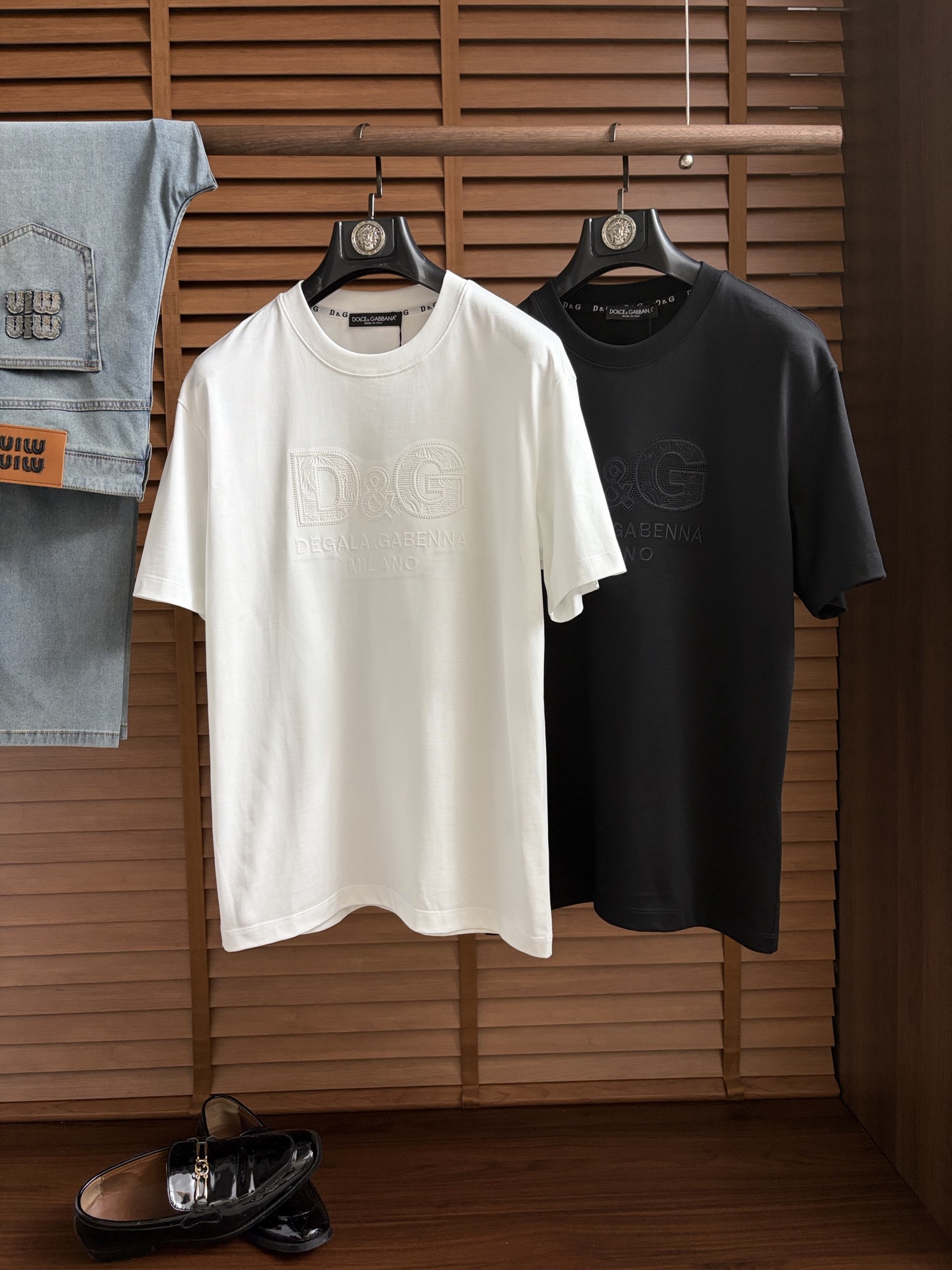 NO:926248,GD, 2026 top-quality spring and summer T-shirts are presented with a classic round neck and neat short-sleeved silhouette. The essence of the design lies in the iconic pattern on one side of the body, with simple and smooth lines, reinterpreting this classic brand symbol with unique modern technology. The use of cloud cotton fabric imported from Peru ensures a comfortable experience for daily wear. The overall style combines the long British tradition with contemporary urban flavor  A wonderful fusion, simplicity contains profound heritage. Whether it is paired with denim items to create a casual look, or used as an inner layer to brighten a commuting outfit, it can easily show a calm and elegant personal style, becoming an indispensable iconic item in this season's wardrobe. M-3XL (model weighs 173,143 pounds, upper body size L), T-shirt, tees, t-shirt,19860909GD、2026顶级一线品质春夏T恤,以经典圆领与利落短袖廓形呈现.设计精髓在于衣身一侧标志性图案,其线条简洁流畅,以独特的现代工艺重新诠释这一经典品牌符号.采用秘鲁进口云朵棉面料,确保了日常穿着的舒适体验.整体风格将悠久的英伦传统与当代都市气息巧妙融合,简约中蕴含着深厚底蕴.无论是搭配丹宁单品塑造休闲造型,亦或作为内搭点亮通勤穿搭,都能轻松彰显从容而优雅的个人风格,成为本季衣橱中不可或缺的标志性单品.M-3XL（模特173,143斤上身L码）,,T-shirt,tees，t-shirt,,Men's clothing