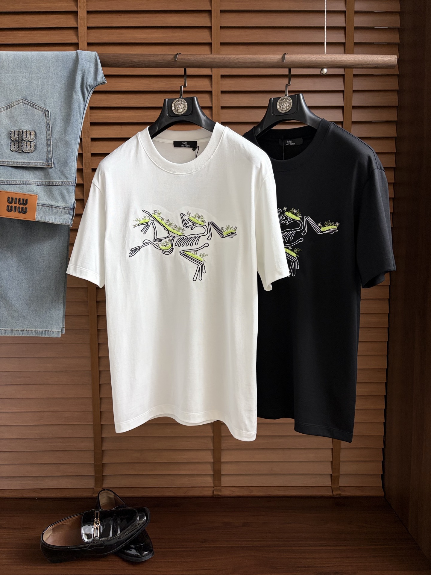 NO:926258,, 2026 top-quality spring and summer T-shirt, presented with a classic round neck and neat short-sleeved silhouette. The essence of the design lies in the iconic pattern on one side of the body, with simple and smooth lines, reinterpreting this classic brand symbol with unique modern technology. The use of cloud cotton fabric imported from Peru ensures a comfortable experience for daily wear. The overall style subtly combines the long British tradition with contemporary urban flavor  Fusion and simplicity contain profound heritage. Whether it is paired with denim items to create a casual look, or used as an inner layer to brighten a commuting outfit, it can easily show a calm and elegant personal style, becoming an indispensable iconic item in this season's wardrobe. M-3XL (model weighs 173,143 pounds, upper body size L), T-shirt, tees, t-shirt,19860909、2026顶级一线品质春夏T恤,以经典圆领与利落短袖廓形呈现.设计精髓在于衣身一侧标志性图案,其线条简洁流畅,以独特的现代工艺重新诠释这一经典品牌符号.采用秘鲁进口云朵棉面料,确保了日常穿着的舒适体验.整体风格将悠久的英伦传统与当代都市气息巧妙融合,简约中蕴含着深厚底蕴.无论是搭配丹宁单品塑造休闲造型,亦或作为内搭点亮通勤穿搭,都能轻松彰显从容而优雅的个人风格,成为本季衣橱中不可或缺的标志性单品.M-3XL（模特173,143斤上身L码）,,T-shirt,tees，t-shirt,,Men's clothing