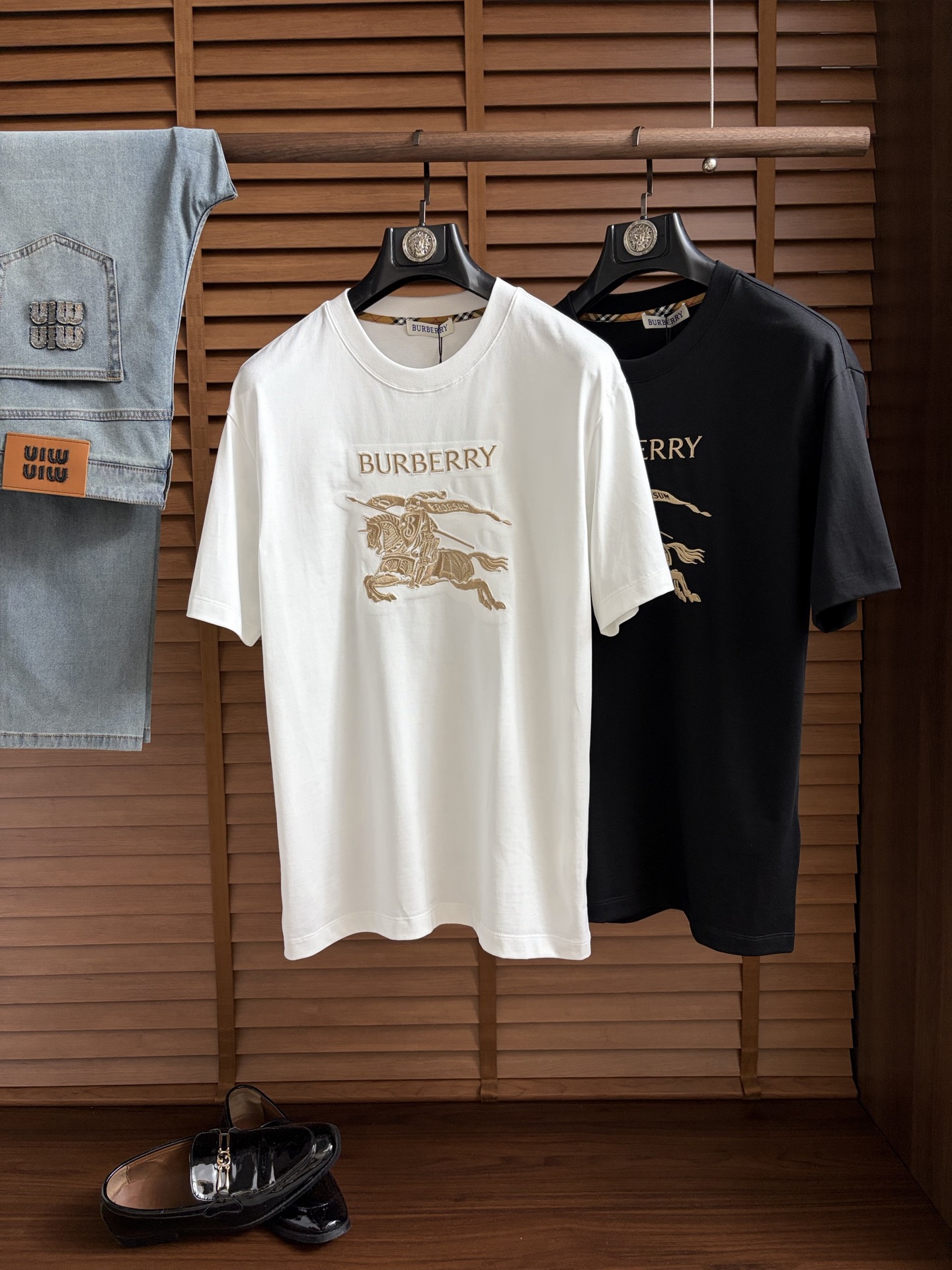 NO:926268,Baba, 2026 top-quality spring and summer T-shirts, presented with a classic round neck and neat short-sleeved silhouette. The essence of the design lies in the iconic pattern on one side of the body, with simple and smooth lines, reinterpreting this classic brand symbol with unique modern technology. The use of cloud cotton fabric imported from Peru ensures a comfortable experience for daily wear. The overall style cleverly blends the long-standing British tradition with contemporary urban atmosphere.  Simplicity contains profound heritage. Whether it is paired with denim items to create a casual look, or used as an inner layer to brighten a commuting outfit, it can easily show a calm and elegant personal style, becoming an indispensable iconic item in this season's wardrobe. M-3XL (model weighs 173,143 pounds, upper body size L), burberry, T-shirt, tees, t-shirt,19860909巴宝、2026顶级一线品质春夏T恤,以经典圆领与利落短袖廓形呈现.设计精髓在于衣身一侧标志性图案,其线条简洁流畅,以独特的现代工艺重新诠释这一经典品牌符号.采用秘鲁进口云朵棉面料,确保了日常穿着的舒适体验.整体风格将悠久的英伦传统与当代都市气息巧妙融合,简约中蕴含着深厚底蕴.无论是搭配丹宁单品塑造休闲造型,亦或作为内搭点亮通勤穿搭,都能轻松彰显从容而优雅的个人风格,成为本季衣橱中不可或缺的标志性单品.M-3XL（模特173,143斤上身L码）,,burberry,T-shirt,tees，t-shirt,,Men's clothing