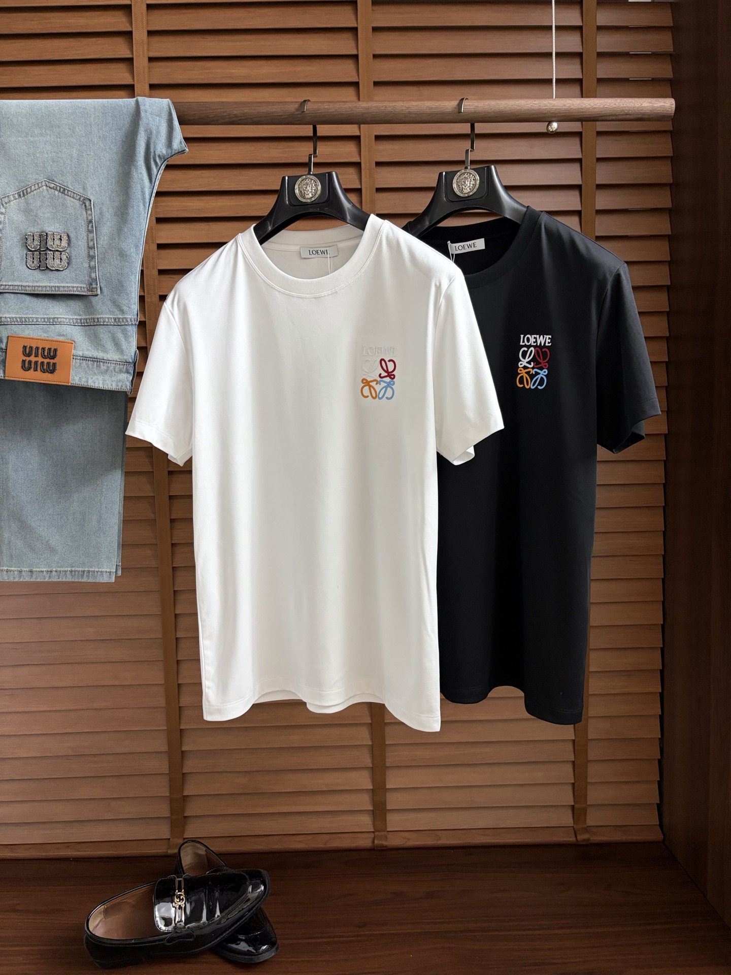 NO:926195,Luo Yi, 2026 top quality spring and summer T-shirt, presented with a classic round neck and neat short-sleeved silhouette. The essence of the design lies in the iconic pattern on one side of the body, with simple and smooth lines, reinterpreting this classic brand symbol with unique modern technology. The use of cloud cotton fabric imported from Peru ensures a comfortable experience for daily wear. The overall style cleverly blends the long British tradition with the contemporary urban atmosphere  , Simplicity contains profound heritage. Whether it is paired with denim items to create a casual look, or used as an inner layer to brighten a commuting outfit, it can easily show a calm and elegant personal style, becoming an indispensable iconic item in this season's wardrobe. M-3XL (model weighs 173,143 pounds, upper body size L),, loewe, T-shirt, tees, t-shirt,19860909罗意、2026顶级一线品质春夏T恤,以经典圆领与利落短袖廓形呈现.设计精髓在于衣身一侧标志性图案,其线条简洁流畅,以独特的现代工艺重新诠释这一经典品牌符号.采用秘鲁进口云朵棉面料,确保了日常穿着的舒适体验.整体风格将悠久的英伦传统与当代都市气息巧妙融合,简约中蕴含着深厚底蕴.无论是搭配丹宁单品塑造休闲造型,亦或作为内搭点亮通勤穿搭,都能轻松彰显从容而优雅的个人风格,成为本季衣橱中不可或缺的标志性单品.M-3XL（模特173,143斤上身L码）,,loewe,T-shirt,tees，t-shirt,,Men's clothing