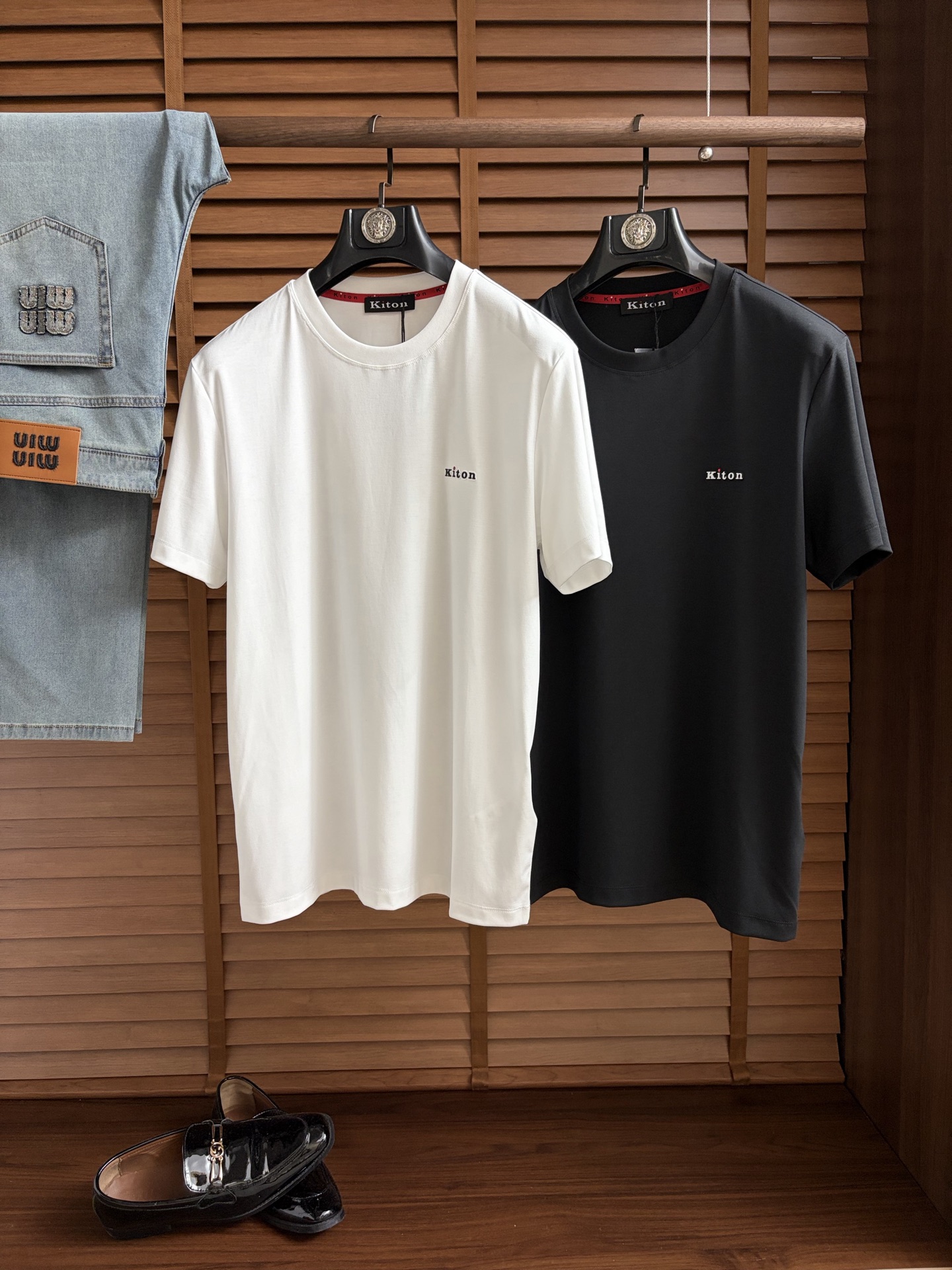 NO:926202,ki, 2026 top-quality spring and summer T-shirt, presented with a classic round neck and neat short-sleeved silhouette. The essence of the design lies in the iconic pattern on one side of the body, with simple and smooth lines, reinterpreting this classic brand symbol with unique modern technology. The use of cloud cotton fabric imported from Peru ensures a comfortable experience in daily wear. The overall style combines the long British tradition with contemporary urban flavor  A wonderful fusion, simplicity contains profound heritage. Whether it is paired with denim items to create a casual look, or used as an inner layer to brighten a commuting outfit, it can easily show a calm and elegant personal style, becoming an indispensable iconic item in this season's wardrobe. M-3XL (model weighs 173,143 pounds, upper body size L), T-shirt, tees, t-shirt,19860909ki、2026顶级一线品质春夏T恤,以经典圆领与利落短袖廓形呈现.设计精髓在于衣身一侧标志性图案,其线条简洁流畅,以独特的现代工艺重新诠释这一经典品牌符号.采用秘鲁进口云朵棉面料,确保了日常穿着的舒适体验.整体风格将悠久的英伦传统与当代都市气息巧妙融合,简约中蕴含着深厚底蕴.无论是搭配丹宁单品塑造休闲造型,亦或作为内搭点亮通勤穿搭,都能轻松彰显从容而优雅的个人风格,成为本季衣橱中不可或缺的标志性单品.M-3XL（模特173,143斤上身L码）,,T-shirt,tees，t-shirt,,Men's clothing
