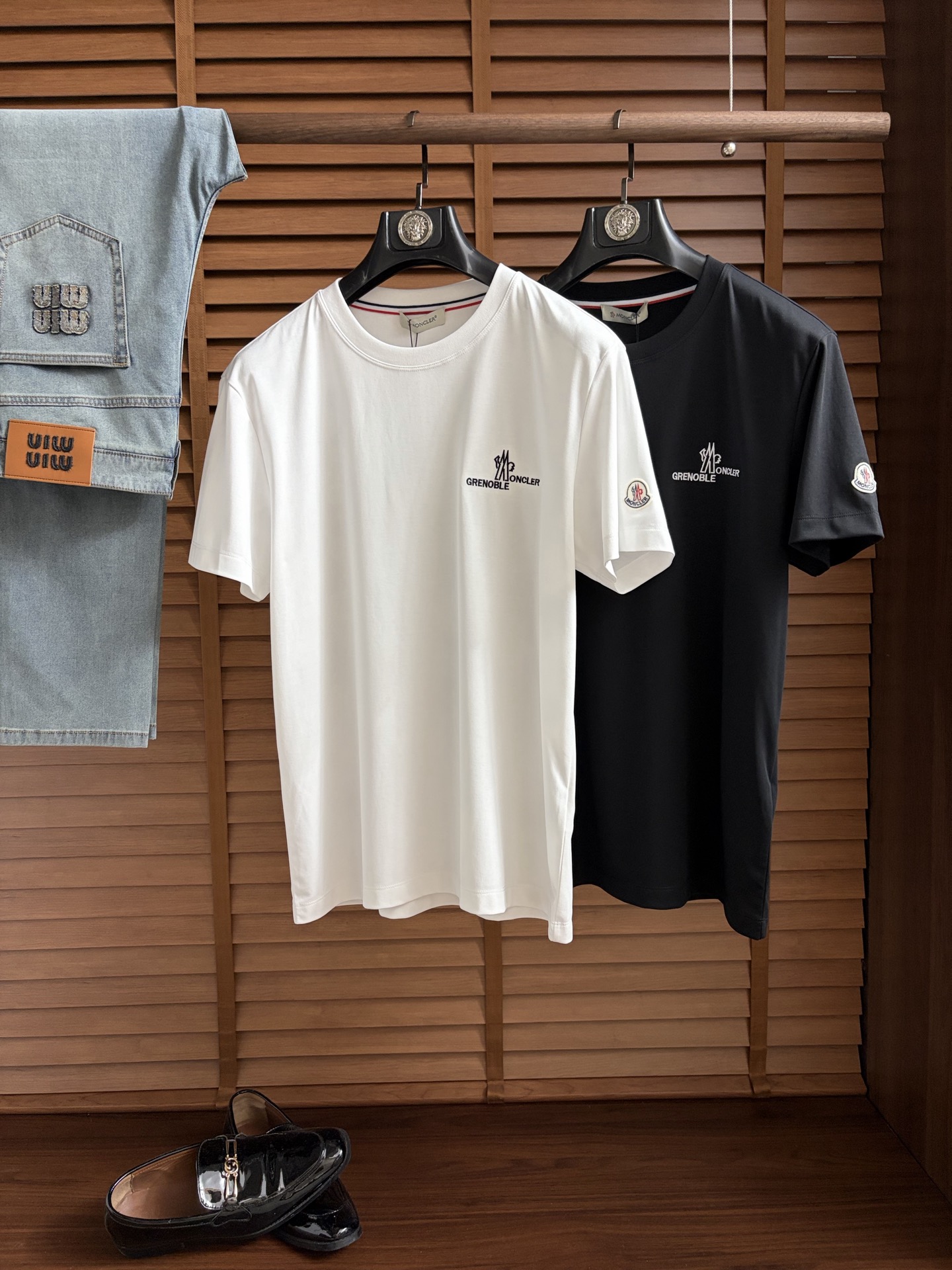 NO:926210,Meng, 2026 top-quality spring and summer T-shirts, presented with a classic round neck and neat short-sleeved silhouette. The essence of the design lies in the iconic pattern on one side of the body, with simple and smooth lines, reinterpreting this classic brand symbol with unique modern technology. The use of cloud cotton fabric imported from Peru ensures a comfortable experience in daily wear. The overall style combines the long British tradition with contemporary urban flavor  A wonderful fusion, simplicity contains profound heritage. Whether it is paired with denim items to create a casual look, or used as an inner layer to brighten a commuting outfit, it can easily show a calm and elegant personal style, becoming an indispensable iconic item in this season's wardrobe. M-3XL (model weighs 173,143 pounds, upper body size L), T-shirt, tees, t-shirt,19860909蒙、2026顶级一线品质春夏T恤,以经典圆领与利落短袖廓形呈现.设计精髓在于衣身一侧标志性图案,其线条简洁流畅,以独特的现代工艺重新诠释这一经典品牌符号.采用秘鲁进口云朵棉面料,确保了日常穿着的舒适体验.整体风格将悠久的英伦传统与当代都市气息巧妙融合,简约中蕴含着深厚底蕴.无论是搭配丹宁单品塑造休闲造型,亦或作为内搭点亮通勤穿搭,都能轻松彰显从容而优雅的个人风格,成为本季衣橱中不可或缺的标志性单品.M-3XL（模特173,143斤上身L码）,,T-shirt,tees，t-shirt,,Men's clothing