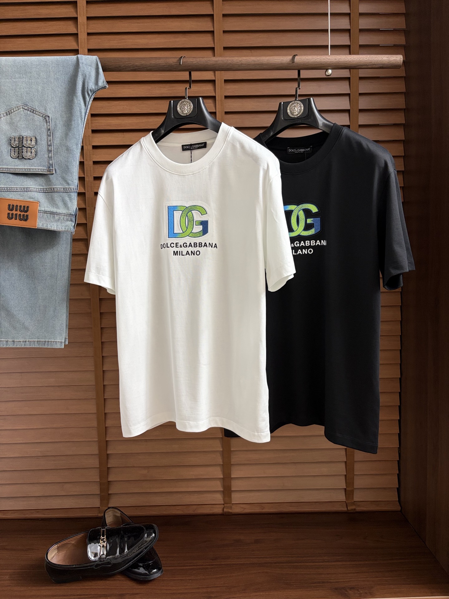 NO:926218,DG, 2026 top-quality spring and summer T-shirts are presented with a classic round neck and neat short-sleeved silhouette. The essence of the design lies in the iconic pattern on one side of the body, with simple and smooth lines, reinterpreting this classic brand symbol with unique modern technology. The use of cloud cotton fabric imported from Peru ensures a comfortable experience for daily wear. The overall style combines the long British tradition with contemporary urban flavor  A wonderful fusion, simplicity contains profound heritage. Whether it is paired with denim items to create a casual look, or used as an inner layer to brighten a commuting outfit, it can easily show a calm and elegant personal style, becoming an indispensable iconic item in this season's wardrobe. M-3XL (model weighs 173,143 pounds, upper body size L), T-shirt, tees, t-shirt,19860909DG、2026顶级一线品质春夏T恤,以经典圆领与利落短袖廓形呈现.设计精髓在于衣身一侧标志性图案,其线条简洁流畅,以独特的现代工艺重新诠释这一经典品牌符号.采用秘鲁进口云朵棉面料,确保了日常穿着的舒适体验.整体风格将悠久的英伦传统与当代都市气息巧妙融合,简约中蕴含着深厚底蕴.无论是搭配丹宁单品塑造休闲造型,亦或作为内搭点亮通勤穿搭,都能轻松彰显从容而优雅的个人风格,成为本季衣橱中不可或缺的标志性单品.M-3XL（模特173,143斤上身L码）,,T-shirt,tees，t-shirt,,Men's clothing