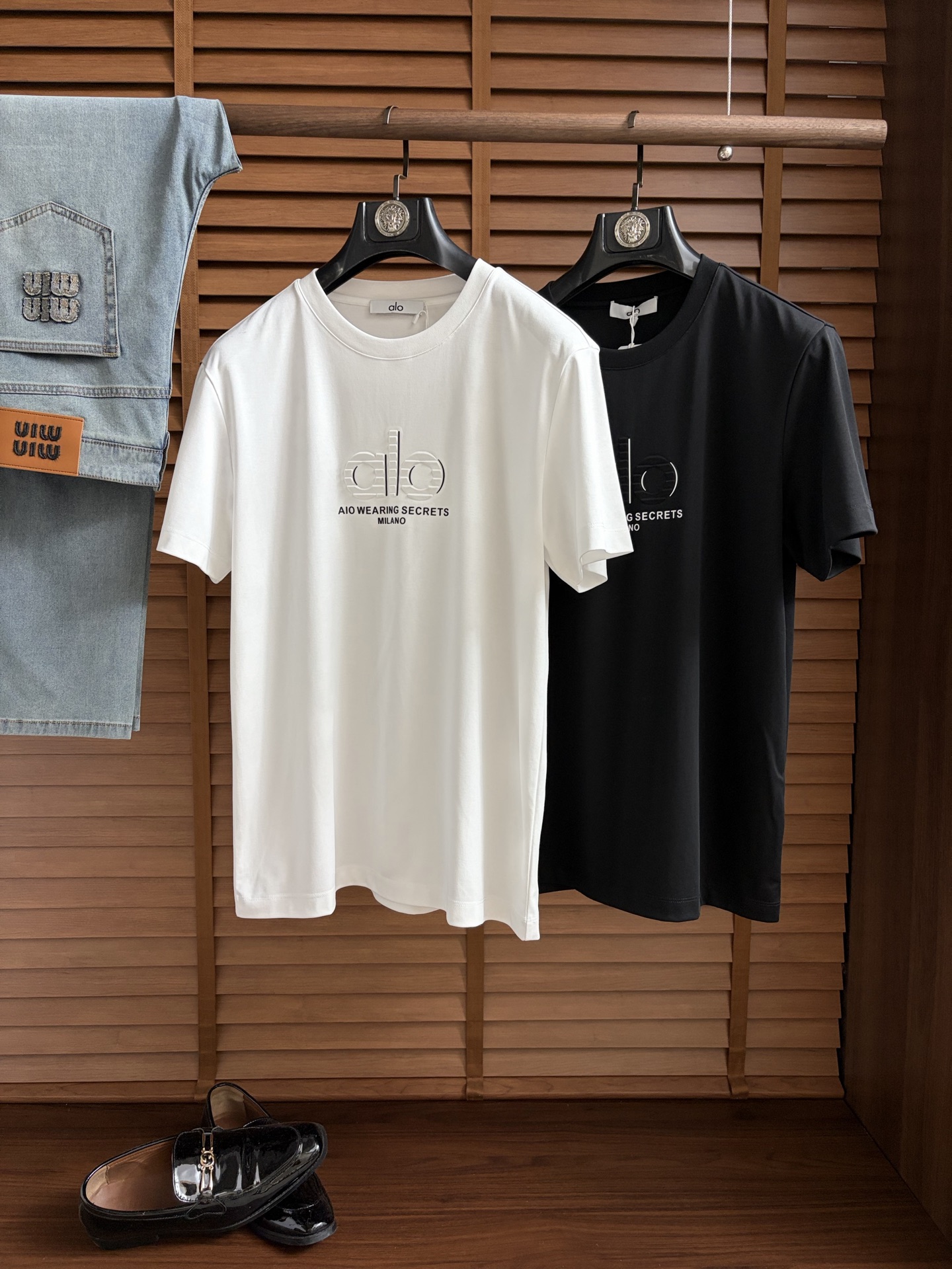 NO:926225,alo, 2026 top-quality spring and summer T-shirt, presented with a classic round neck and neat short-sleeved silhouette. The essence of the design lies in the iconic pattern on one side of the body, with simple and smooth lines, reinterpreting this classic brand symbol with unique modern technology. The use of cloud cotton fabric imported from Peru ensures a comfortable experience for daily wear. The overall style combines the long British tradition with contemporary urban atmosphere  Clever fusion, simplicity contains profound heritage. Whether it is paired with denim items to create a casual look, or used as an inner layer to brighten a commuting outfit, it can easily show a calm and elegant personal style, becoming an indispensable iconic item in this season's wardrobe. M-3XL (model weighs 173,143 pounds, upper body size L), T-shirt, tees, t-shirt,19860909alo、2026顶级一线品质春夏T恤,以经典圆领与利落短袖廓形呈现.设计精髓在于衣身一侧标志性图案,其线条简洁流畅,以独特的现代工艺重新诠释这一经典品牌符号.采用秘鲁进口云朵棉面料,确保了日常穿着的舒适体验.整体风格将悠久的英伦传统与当代都市气息巧妙融合,简约中蕴含着深厚底蕴.无论是搭配丹宁单品塑造休闲造型,亦或作为内搭点亮通勤穿搭,都能轻松彰显从容而优雅的个人风格,成为本季衣橱中不可或缺的标志性单品.M-3XL（模特173,143斤上身L码）,,T-shirt,tees，t-shirt,,Men's clothing