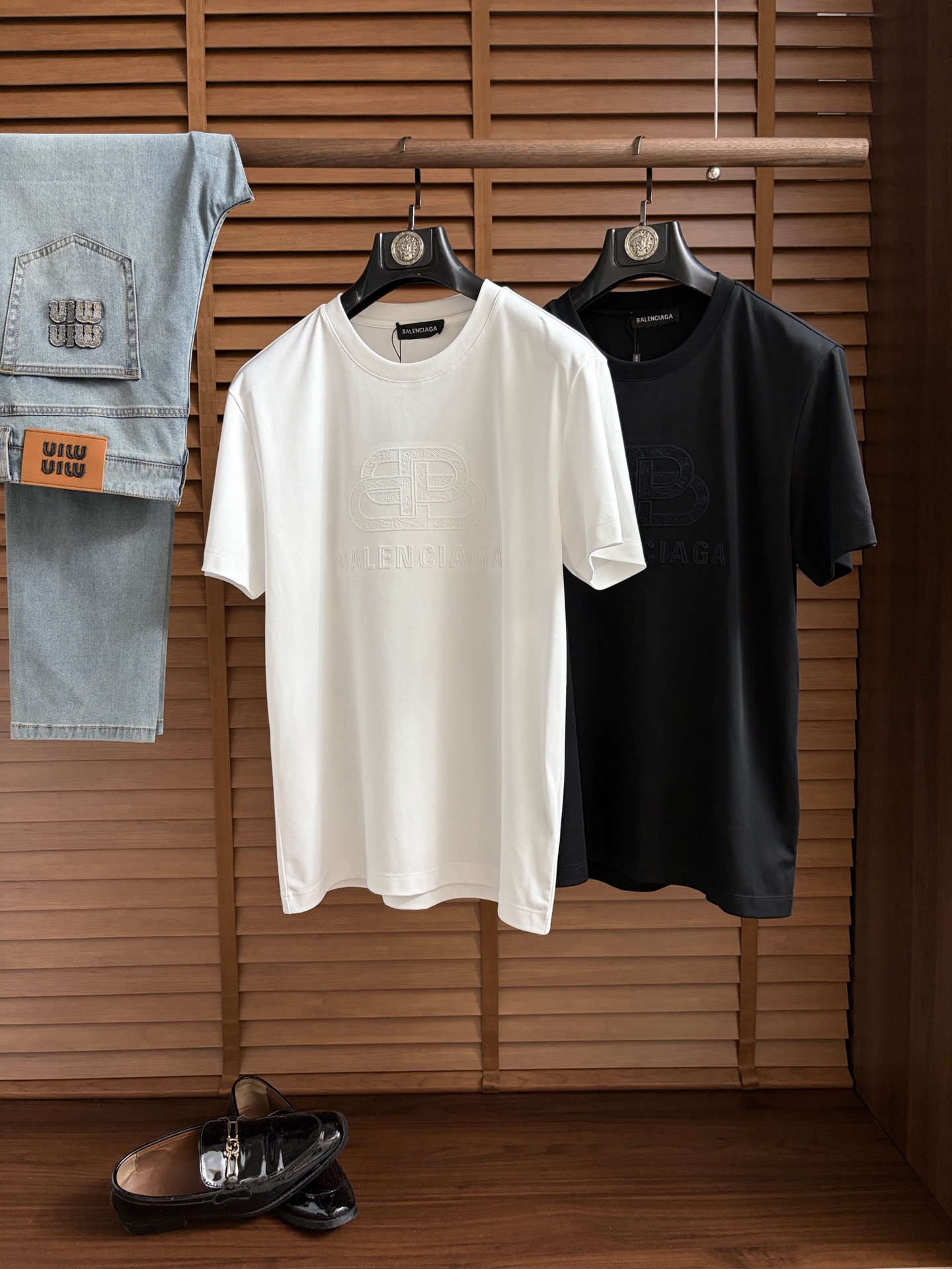 NO:926234,Paris, 2026 top first-line quality spring and summer T-shirt, presented with a classic round neck and neat short-sleeved silhouette. The essence of the design lies in the iconic pattern on one side of the body, with simple and smooth lines, reinterpreting this classic brand symbol with unique modern technology. The use of cloud cotton fabric imported from Peru ensures a comfortable experience for daily wear. The overall style combines the long British tradition with contemporary urban flavor  A wonderful fusion, simplicity contains profound heritage. Whether it is paired with denim items to create a casual look, or used as an inner layer to brighten a commuting outfit, it can easily show a calm and elegant personal style, becoming an indispensable iconic item in this season's wardrobe. M-3XL (model weighs 173,143 pounds, upper body size L), T-shirt, tees, t-shirt,19860909巴黎、2026顶级一线品质春夏T恤,以经典圆领与利落短袖廓形呈现.设计精髓在于衣身一侧标志性图案,其线条简洁流畅,以独特的现代工艺重新诠释这一经典品牌符号.采用秘鲁进口云朵棉面料,确保了日常穿着的舒适体验.整体风格将悠久的英伦传统与当代都市气息巧妙融合,简约中蕴含着深厚底蕴.无论是搭配丹宁单品塑造休闲造型,亦或作为内搭点亮通勤穿搭,都能轻松彰显从容而优雅的个人风格,成为本季衣橱中不可或缺的标志性单品.M-3XL（模特173,143斤上身L码）,,T-shirt,tees，t-shirt,,Men's clothing