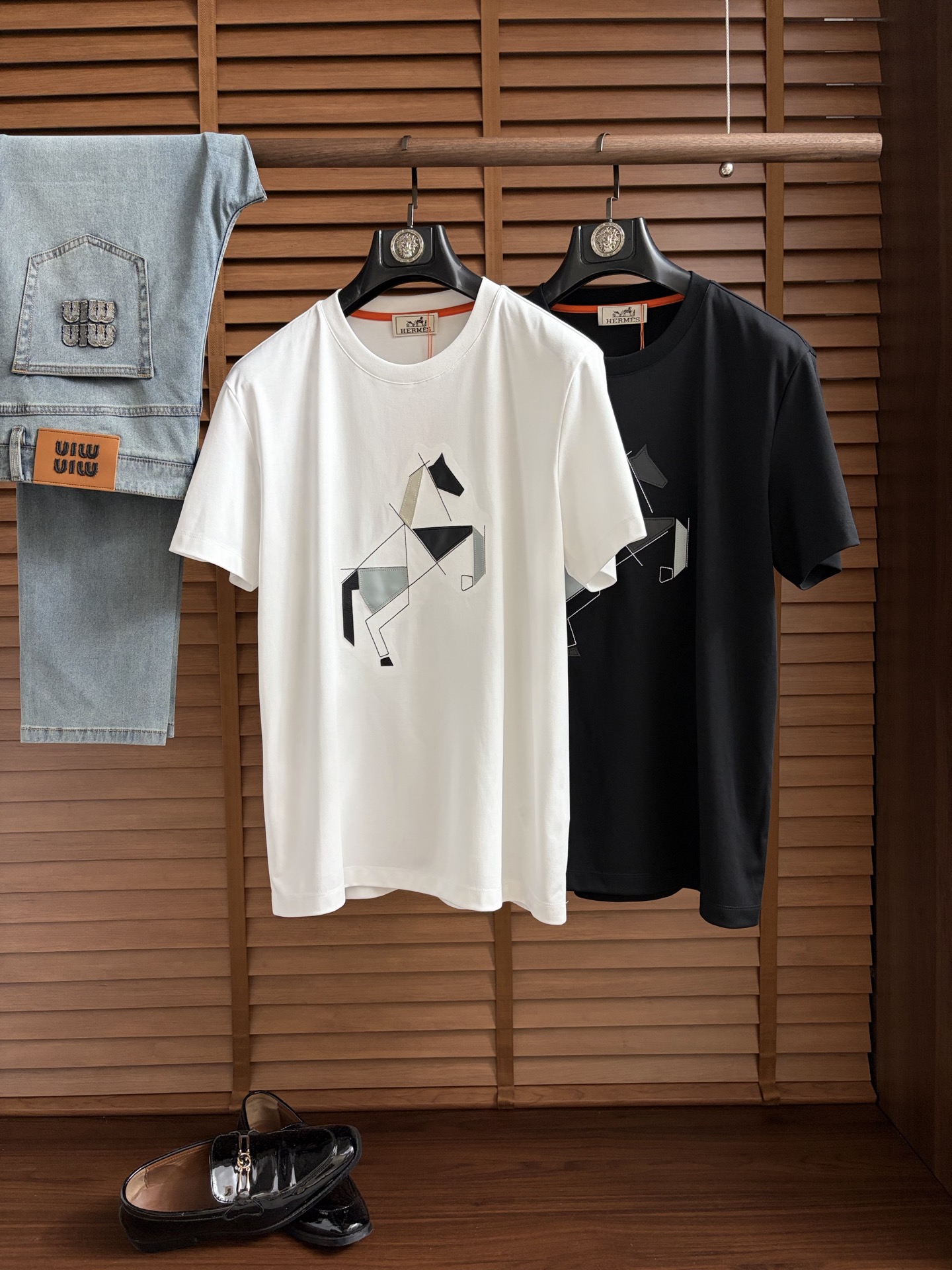 NO:926242,Love Horse, 2026 top-quality spring and summer T-shirt, presented with a classic round neck and neat short-sleeved silhouette. The essence of the design lies in the iconic pattern on one side of the body, with simple and smooth lines, reinterpreting this classic brand symbol with unique modern technology. The use of cloud cotton fabric imported from Peru ensures a comfortable experience for daily wear. The overall style cleverly blends the long British tradition with contemporary urban atmosphere  , Simplicity contains profound heritage. Whether it is paired with denim items to create a casual look, or used as an inner layer to brighten a commuting outfit, it can easily show a calm and elegant personal style, becoming an indispensable iconic item in this season's wardrobe. M-3XL (model weighs 173,143 pounds, upper body size L), hermes, T-shirt, tees, t-shirt,19860909爱马、2026顶级一线品质春夏T恤,以经典圆领与利落短袖廓形呈现.设计精髓在于衣身一侧标志性图案,其线条简洁流畅,以独特的现代工艺重新诠释这一经典品牌符号.采用秘鲁进口云朵棉面料,确保了日常穿着的舒适体验.整体风格将悠久的英伦传统与当代都市气息巧妙融合,简约中蕴含着深厚底蕴.无论是搭配丹宁单品塑造休闲造型,亦或作为内搭点亮通勤穿搭,都能轻松彰显从容而优雅的个人风格,成为本季衣橱中不可或缺的标志性单品.M-3XL（模特173,143斤上身L码）,,hermes,T-shirt,tees，t-shirt,,Men's clothing