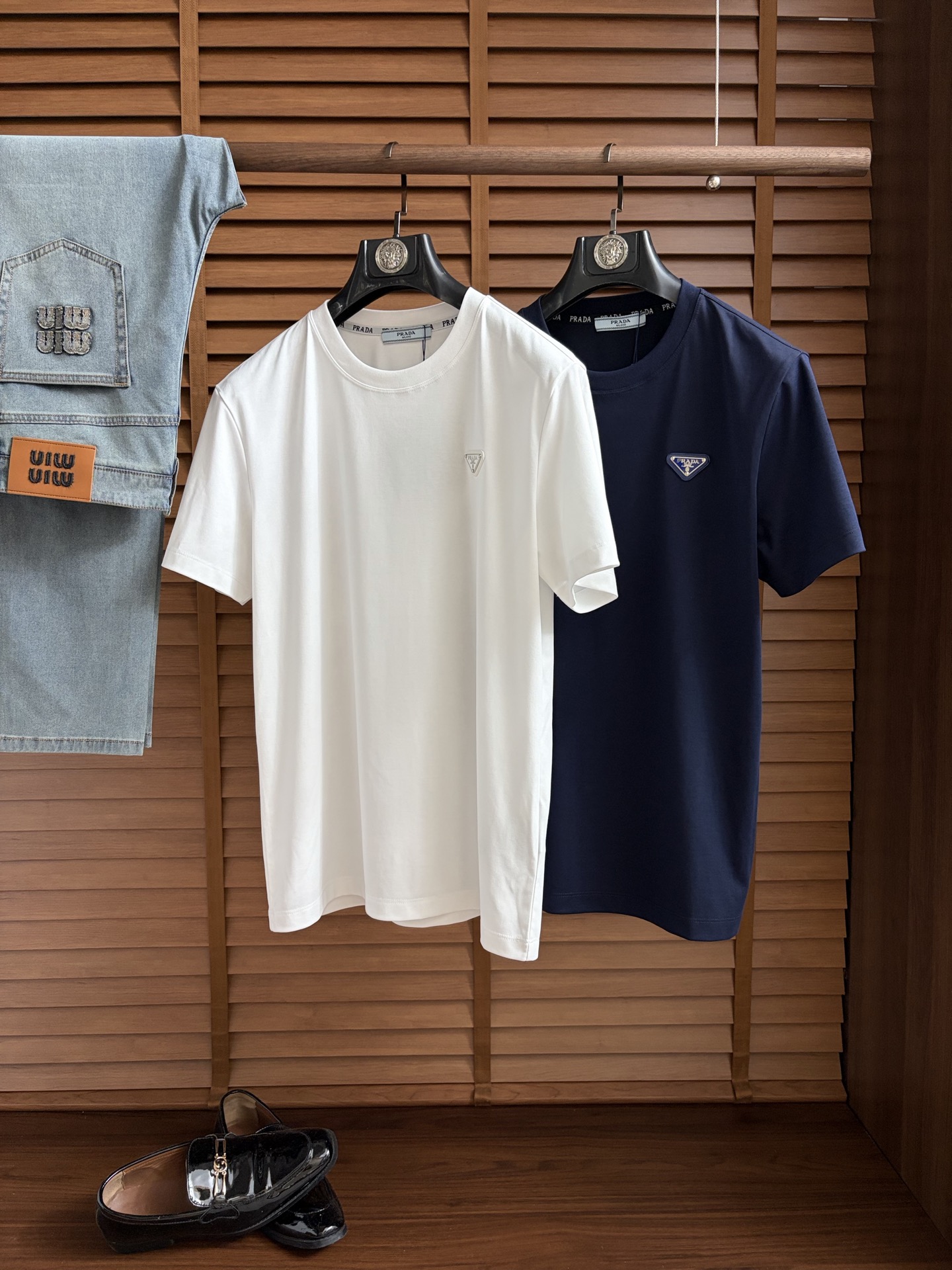 NO:926251,Prada, 2026 top-quality spring and summer T-shirt, presented with a classic round neck and neat short-sleeved silhouette. The essence of the design lies in the iconic pattern on one side of the body, with simple and smooth lines, reinterpreting this classic brand symbol with unique modern technology. The use of cloud cotton fabric imported from Peru ensures a comfortable experience for daily wear. The overall style cleverly blends the long British tradition with the contemporary urban atmosphere  Together, simplicity contains profound heritage. Whether it is paired with denim items to create a casual look, or used as an inner layer to brighten a commuting outfit, it can easily show a calm and elegant personal style, becoming an indispensable iconic item in this season's wardrobe. M-3XL (model weighs 173,143 pounds, upper body size L), prada, T-shirt, tees, t-shirt,19860909普拉达、2026顶级一线品质春夏T恤,以经典圆领与利落短袖廓形呈现.设计精髓在于衣身一侧标志性图案,其线条简洁流畅,以独特的现代工艺重新诠释这一经典品牌符号.采用秘鲁进口云朵棉面料,确保了日常穿着的舒适体验.整体风格将悠久的英伦传统与当代都市气息巧妙融合,简约中蕴含着深厚底蕴.无论是搭配丹宁单品塑造休闲造型,亦或作为内搭点亮通勤穿搭,都能轻松彰显从容而优雅的个人风格,成为本季衣橱中不可或缺的标志性单品.M-3XL（模特173,143斤上身L码）,,prada,T-shirt,tees，t-shirt,,Men's clothing