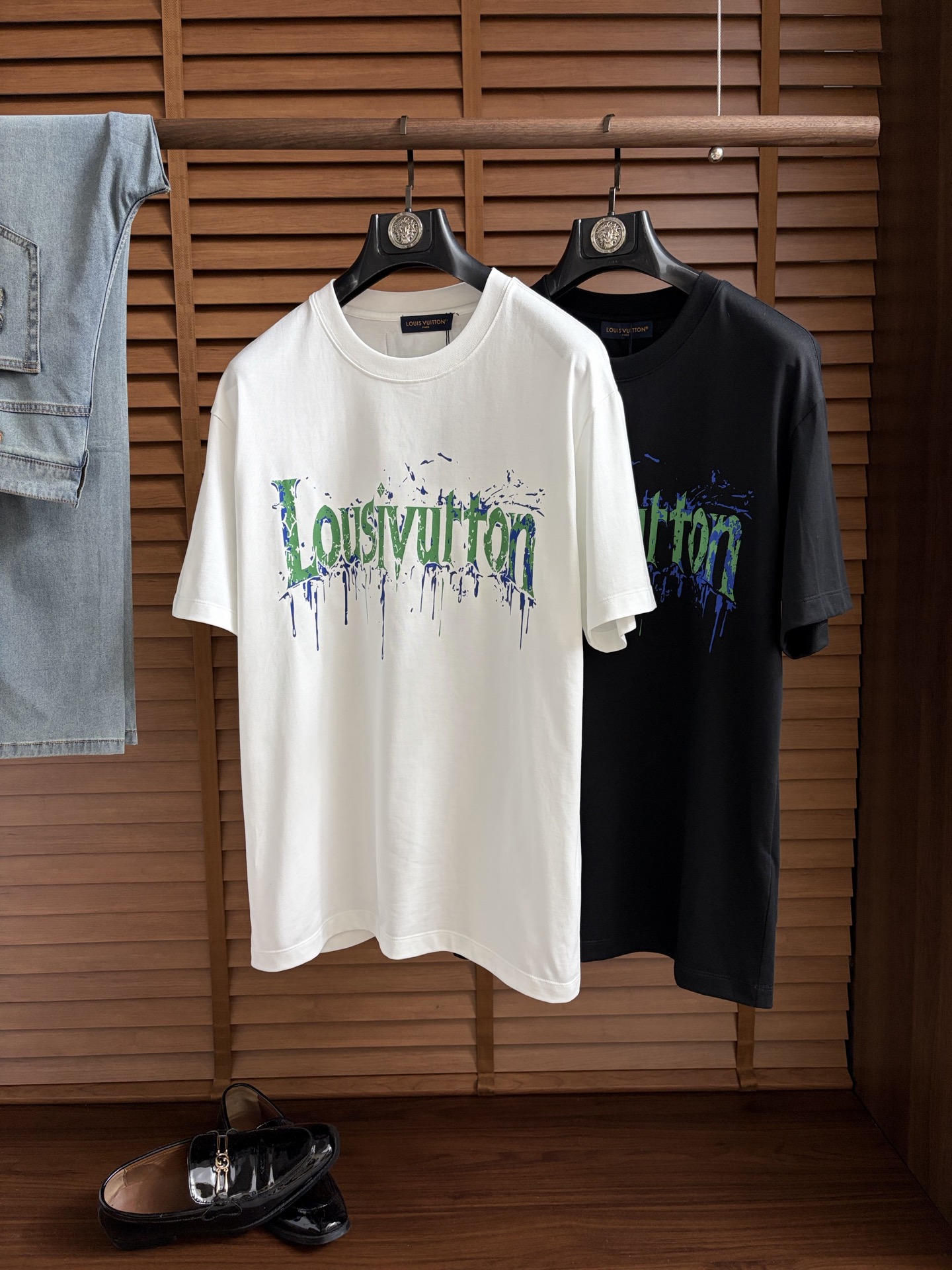 NO:926260,LV, 2026 top quality spring and summer T-shirt, presented with a classic round neck and neat short-sleeved silhouette. The essence of the design lies in the iconic pattern on one side of the body, with simple and smooth lines, reinterpreting this classic brand symbol with unique modern technology. The use of cloud cotton fabric imported from Peru ensures a comfortable experience for daily wear. The overall style combines the long British tradition  Cleverly integrated with contemporary urban atmosphere, simplicity contains profound heritage. Whether it is paired with denim items to create a casual look, or used as an inner layer to brighten a commuting outfit, it can easily show a calm and elegant personal style, becoming an indispensable iconic item in this season's wardrobe. M-3XL (model 173, 143 pounds, upper body size L),, louis  vuitton,T-shirt,tees,t-shirt,19860909LV、2026顶级一线品质春夏T恤,以经典圆领与利落短袖廓形呈现.设计精髓在于衣身一侧标志性图案,其线条简洁流畅,以独特的现代工艺重新诠释这一经典品牌符号.采用秘鲁进口云朵棉面料,确保了日常穿着的舒适体验.整体风格将悠久的英伦传统与当代都市气息巧妙融合,简约中蕴含着深厚底蕴.无论是搭配丹宁单品塑造休闲造型,亦或作为内搭点亮通勤穿搭,都能轻松彰显从容而优雅的个人风格,成为本季衣橱中不可或缺的标志性单品.M-3XL（模特173,143斤上身L码）,,louis vuitton,T-shirt,tees，t-shirt,,Men's clothing