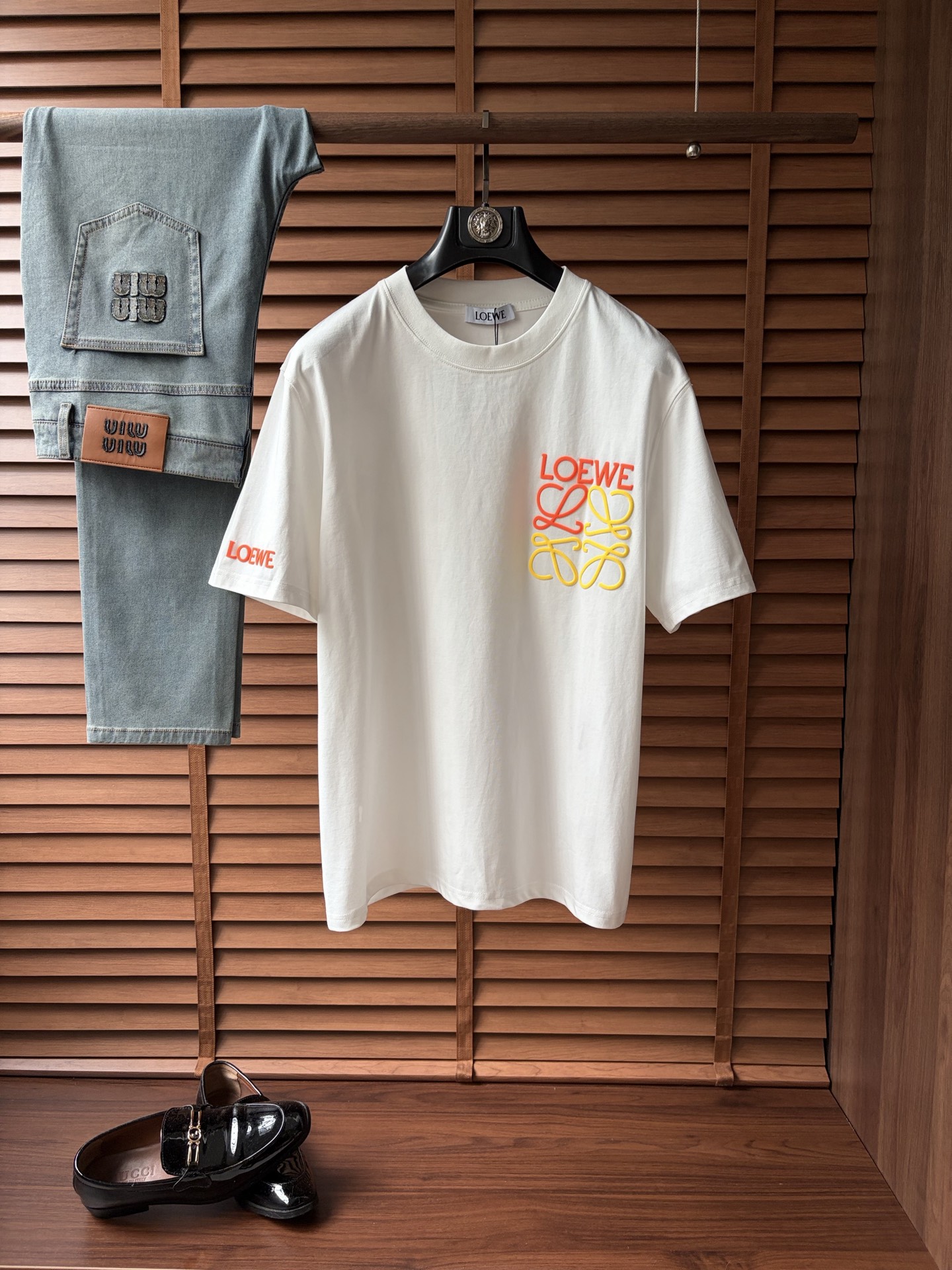 NO:947819,Luoyi's latest 2026ss spring and summer short-sleeved T-shirt is now available!  !  2026 new T-shirt, high version special fabric, high weight (260g) pure cotton fabric, comfortable yet wide upper body, embroidery technology, digital printing, flocking technology, same style for men and women, loose version, fine workmanship, comfortable upper body, super handsome upper body, same style for men and women, M-3XL (slightly wider version),,loewe,T-shirt,tees,t-shirt,19860909罗意 2026ss春夏最新款短袖T恤出货啦！！ 2026新款T恤 高版本专用面料 高克重（260g）纯棉面料 上身舒适不失挺阔 刺绣工艺、数字印花、植绒工艺,男女同款 宽松版型 做工走线精细 面料上身舒适 超帅上身 男女同款M-3XL（版型微阔）,,loewe,T-shirt,tees，t-shirt,,Men's clothing