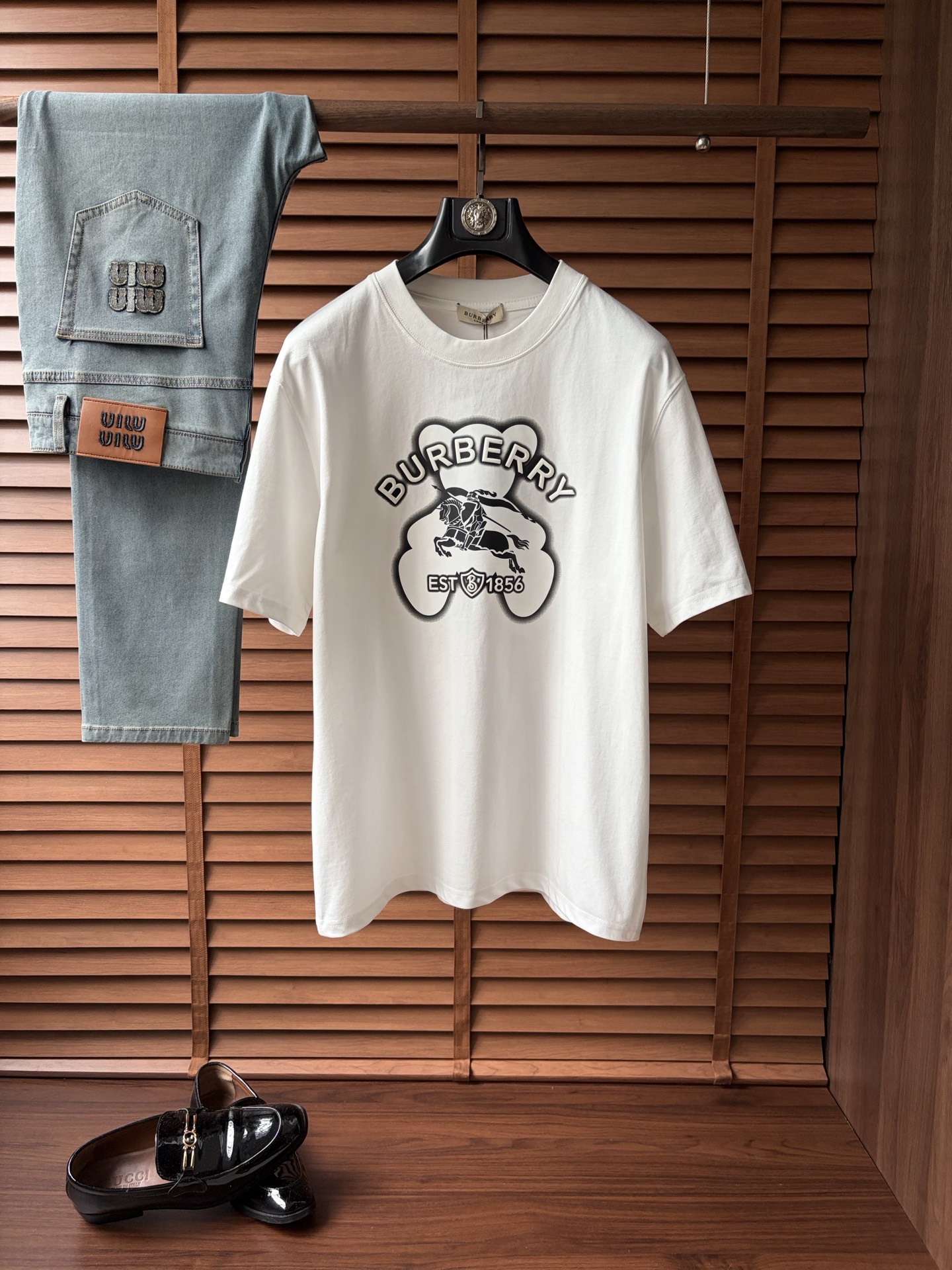 NO:947810,Babao’s latest 2026ss spring and summer short-sleeved T-shirts are now available!  !  2026 new T-shirt, high version special fabric, high weight (260g) pure cotton fabric, comfortable yet wide upper body, embroidery technology, digital printing, flocking technology, same style for men and women, loose version, fine workmanship, comfortable fabric upper body, super handsome upper body, same style for men and women, M-3XL (slightly wider version),, burberry, T-shirt, tees, t-shirt,19860909巴宝 2026ss春夏最新款短袖T恤出货啦！！ 2026新款T恤 高版本专用面料 高克重（260g）纯棉面料 上身舒适不失挺阔 刺绣工艺、数字印花、植绒工艺,男女同款 宽松版型 做工走线精细 面料上身舒适 超帅上身 男女同款M-3XL（版型微阔）,,burberry,T-shirt,tees，t-shirt,,Men's clothing