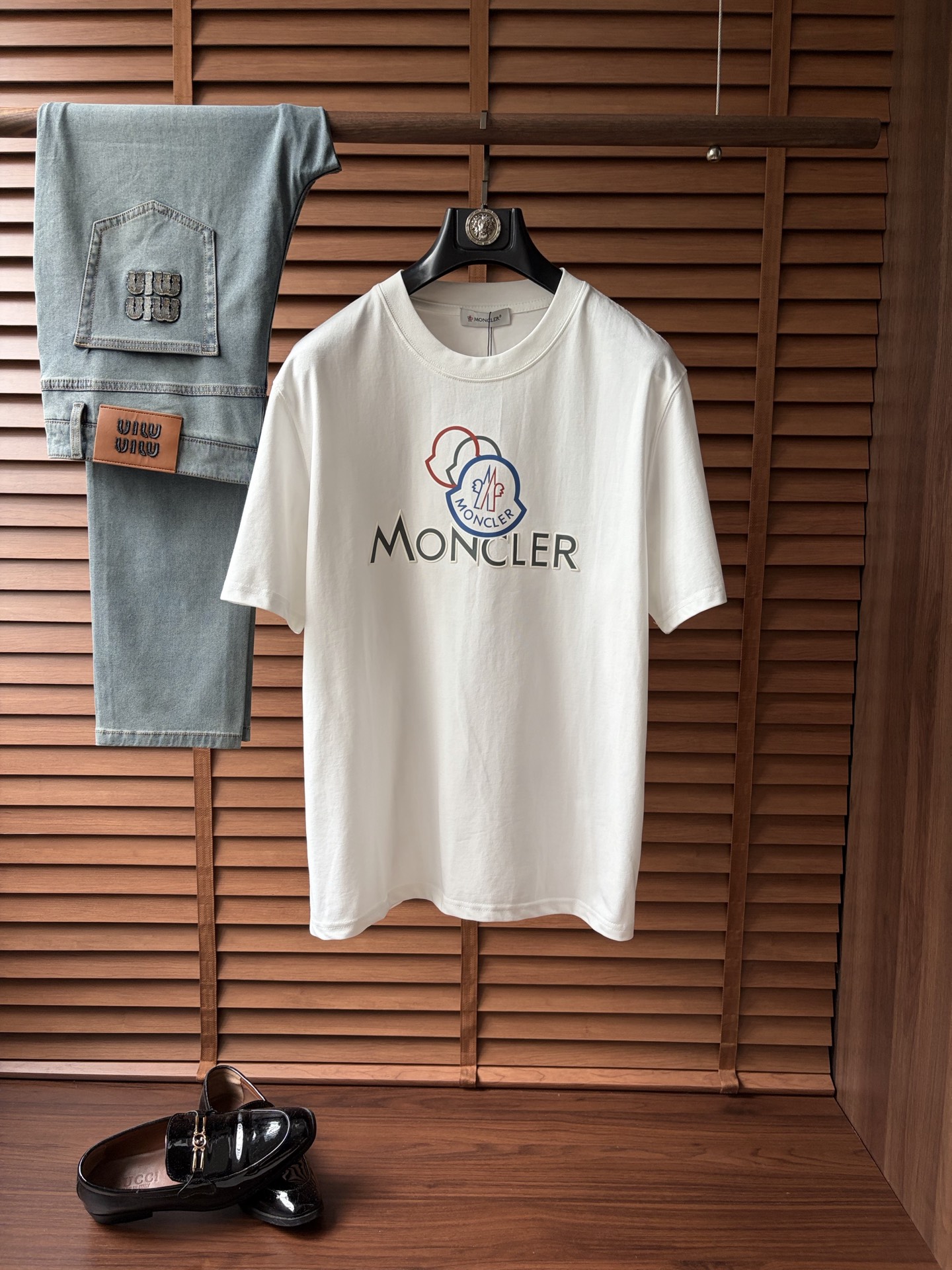 NO:947803,Mengkou's latest 2026ss spring and summer short-sleeved T-shirts are now available!  !  2026 new T-shirt, high version special fabric, high weight (260g) pure cotton fabric, comfortable yet wide upper body, embroidery technology, digital printing, flocking technology, same style for men and women, loose version, fine workmanship, comfortable upper body, super handsome upper body, same style for men and women, M-3XL (slightly wider version),, Moncler, T-shirt, tees, t-shirt,19860909蒙口 2026ss春夏最新款短袖T恤出货啦！！ 2026新款T恤 高版本专用面料 高克重（260g）纯棉面料 上身舒适不失挺阔 刺绣工艺、数字印花、植绒工艺,男女同款 宽松版型 做工走线精细 面料上身舒适 超帅上身 男女同款M-3XL（版型微阔）,,Moncler,T-shirt,tees，t-shirt,,Men's clothing