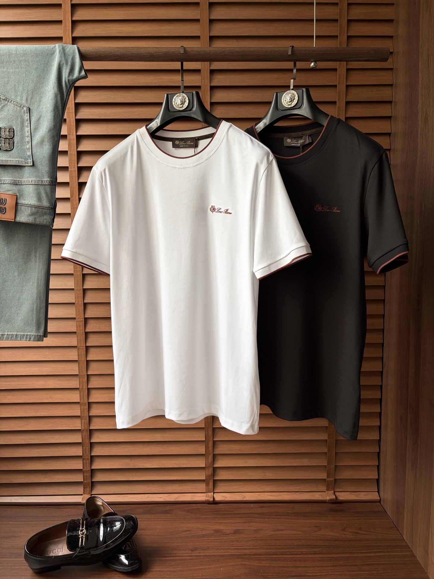 NO:926123,LG, 2026 top-quality spring and summer T-shirt, presented with a classic round neck and neat short-sleeved silhouette. The essence of the design lies in the iconic pattern on one side of the body, with simple and smooth lines, reinterpreting this classic brand symbol with unique modern technology. The use of cloud cotton fabric imported from Peru ensures a comfortable experience for daily wear. The overall style combines the long British tradition with contemporary urban flavor  A wonderful fusion, simplicity contains profound heritage. Whether it is paired with denim items to create a casual look, or used as an inner layer to brighten a commuting outfit, it can easily show a calm and elegant personal style, becoming an indispensable iconic item in this season's wardrobe. M-3XL (model weighs 173,143 pounds, upper body size L), T-shirt, tees, t-shirt,19860909LG、2026顶级一线品质春夏T恤,以经典圆领与利落短袖廓形呈现.设计精髓在于衣身一侧标志性图案,其线条简洁流畅,以独特的现代工艺重新诠释这一经典品牌符号.采用秘鲁进口云朵棉面料,确保了日常穿着的舒适体验.整体风格将悠久的英伦传统与当代都市气息巧妙融合,简约中蕴含着深厚底蕴.无论是搭配丹宁单品塑造休闲造型,亦或作为内搭点亮通勤穿搭,都能轻松彰显从容而优雅的个人风格,成为本季衣橱中不可或缺的标志性单品.M-3XL（模特173,143斤上身L码）,,T-shirt,tees，t-shirt,,Men's clothing
