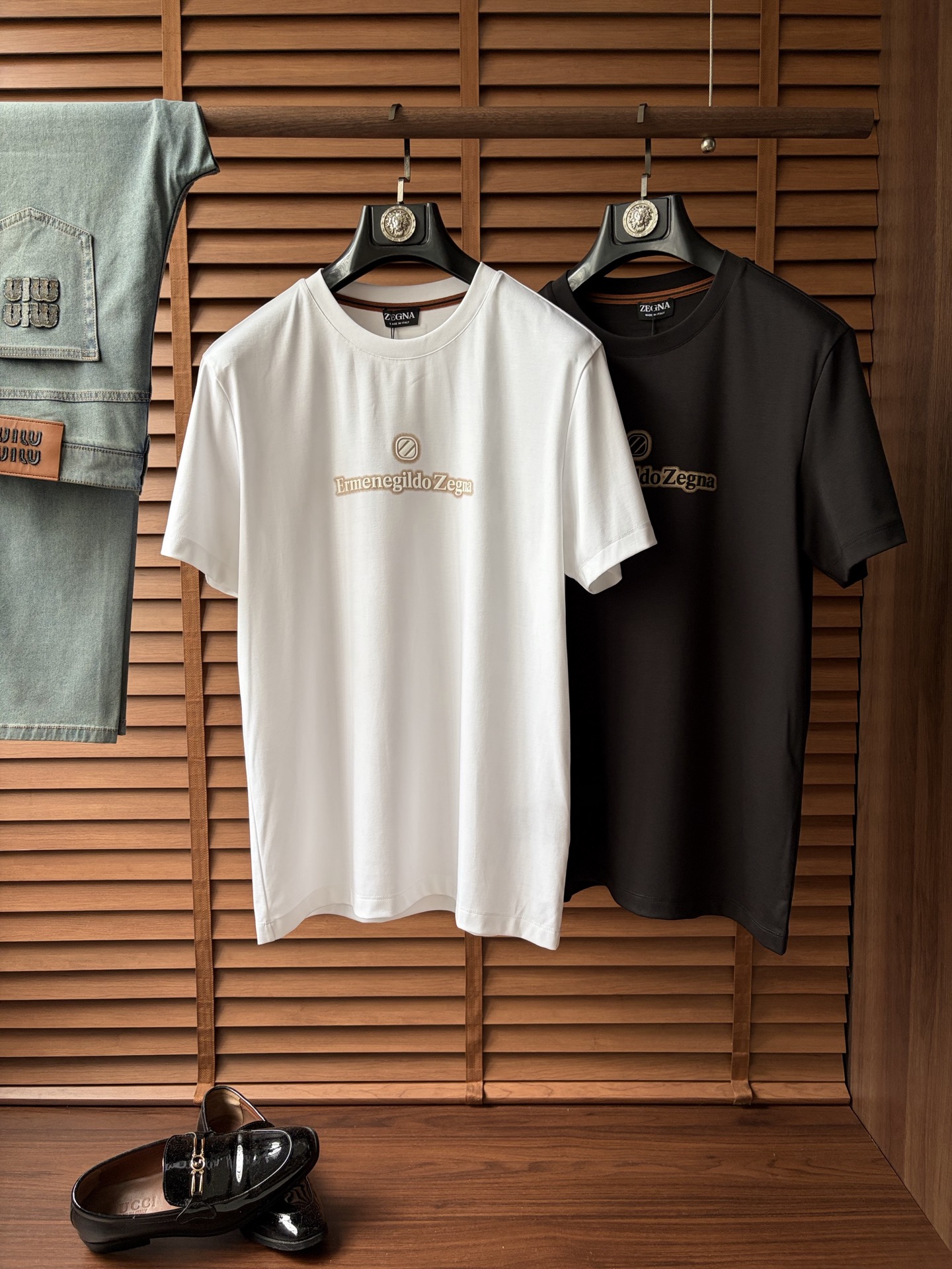 NO:926114,Jeni, the 2026 top-quality spring and summer T-shirt, is presented with a classic round neck and neat short-sleeved silhouette. The essence of the design lies in the iconic pattern on one side of the body, with simple and smooth lines, reinterpreting this classic brand symbol with unique modern technology. The use of cloud cotton fabric imported from Peru ensures a comfortable experience for daily wear. The overall style cleverly blends the long British tradition with contemporary urban atmosphere  , Simplicity contains profound heritage. Whether it is paired with denim items to create a casual look, or used as an inner layer to brighten a commuting outfit, it can easily show a calm and elegant personal style, becoming an indispensable iconic item in this season's wardrobe. M-3XL (model weighs 173,143 pounds, upper body size L),,zegna,T-shirt,tees,t-shirt,19860909杰尼、2026顶级一线品质春夏T恤,以经典圆领与利落短袖廓形呈现.设计精髓在于衣身一侧标志性图案,其线条简洁流畅,以独特的现代工艺重新诠释这一经典品牌符号.采用秘鲁进口云朵棉面料,确保了日常穿着的舒适体验.整体风格将悠久的英伦传统与当代都市气息巧妙融合,简约中蕴含着深厚底蕴.无论是搭配丹宁单品塑造休闲造型,亦或作为内搭点亮通勤穿搭,都能轻松彰显从容而优雅的个人风格,成为本季衣橱中不可或缺的标志性单品.M-3XL（模特173,143斤上身L码）,,zegna,T-shirt,tees，t-shirt,,Men's clothing