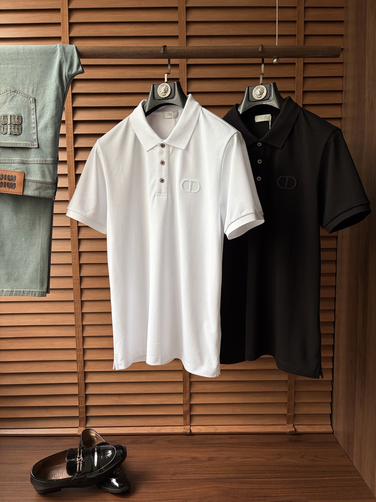 NO:926103,dr, 2026 top-quality spring and summer T-shirt, presented with a classic round neck and neat short-sleeved silhouette. The essence of the design lies in the iconic pattern on one side of the body, with simple and smooth lines, reinterpreting this classic brand symbol with unique modern technology. The use of cloud cotton fabric imported from Peru ensures a comfortable experience for daily wear. The overall style combines the long-standing British tradition with contemporary urban flavor  A wonderful fusion, simplicity contains profound heritage. Whether it is paired with denim items to create a casual look, or used as an inner layer to brighten a commuting outfit, it can easily show a calm and elegant personal style, becoming an indispensable iconic item in this season's wardrobe. M-3XL (model weighs 173,143 pounds, upper body size L), T-shirt, tees, t-shirt,19860909dr、2026顶级一线品质春夏T恤,以经典圆领与利落短袖廓形呈现.设计精髓在于衣身一侧标志性图案,其线条简洁流畅,以独特的现代工艺重新诠释这一经典品牌符号.采用秘鲁进口云朵棉面料,确保了日常穿着的舒适体验.整体风格将悠久的英伦传统与当代都市气息巧妙融合,简约中蕴含着深厚底蕴.无论是搭配丹宁单品塑造休闲造型,亦或作为内搭点亮通勤穿搭,都能轻松彰显从容而优雅的个人风格,成为本季衣橱中不可或缺的标志性单品.M-3XL（模特173,143斤上身L码）,,T-shirt,tees，t-shirt,,Men's clothing