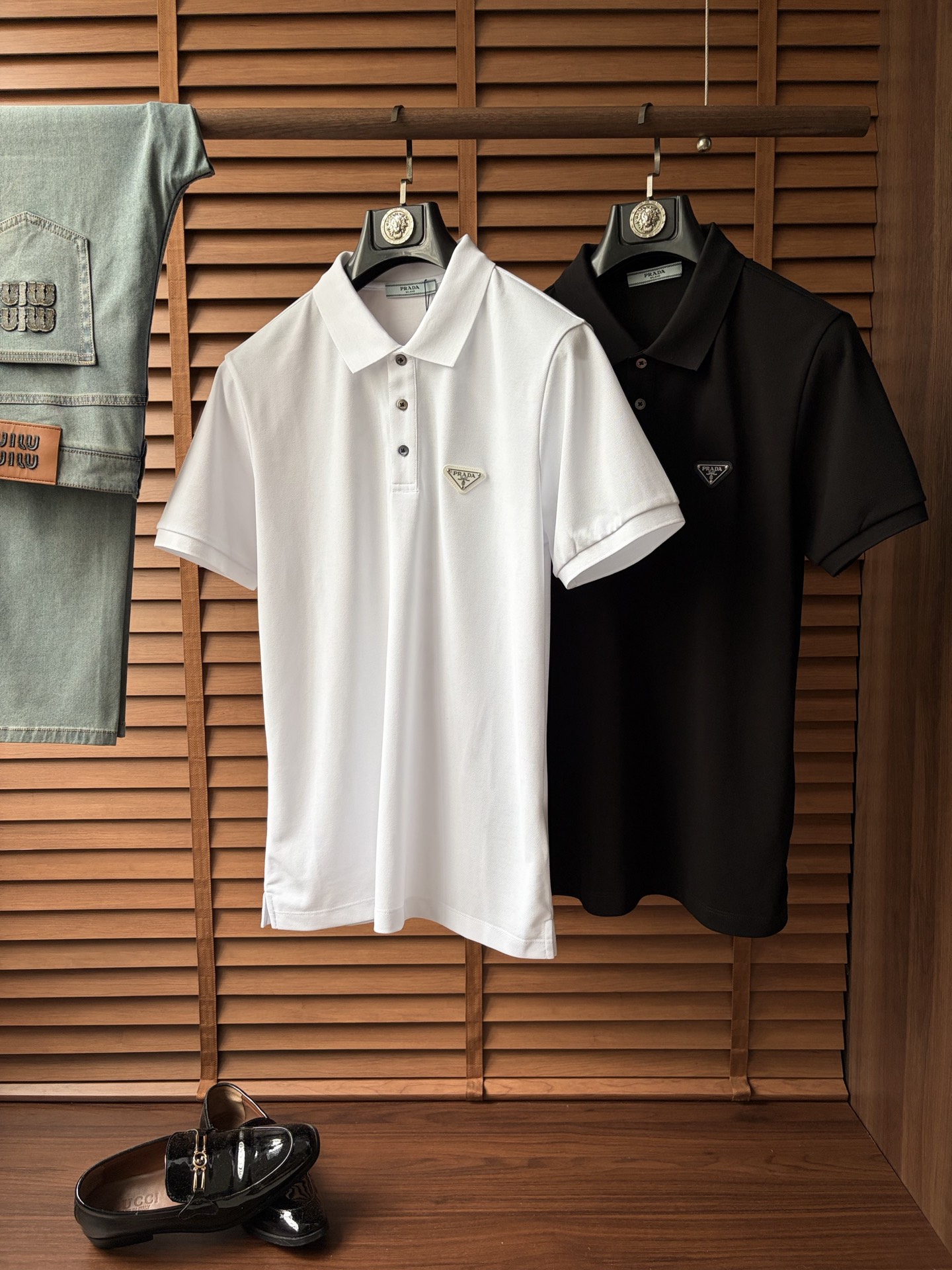 NO:926093,Pula, 2026 top-quality spring and summer T-shirt, presented with a classic round neck and neat short-sleeved silhouette. The essence of the design lies in the iconic pattern on one side of the body, with simple and smooth lines, reinterpreting this classic brand symbol with unique modern technology. The use of cloud cotton fabric imported from Peru ensures a comfortable experience for daily wear. The overall style cleverly blends the long British tradition with contemporary urban atmosphere  , Simplicity contains profound heritage. Whether it is paired with denim items to create a casual look, or used as an inner layer to brighten a commuting outfit, it can easily show a calm and elegant personal style, becoming an indispensable iconic item in this season's wardrobe. M-319860909普拉、2026顶级一线品质春夏T恤,以经典圆领与利落短袖廓形呈现.设计精髓在于衣身一侧标志性图案,其线条简洁流畅,以独特的现代工艺重新诠释这一经典品牌符号.采用秘鲁进口云朵棉面料,确保了日常穿着的舒适体验.整体风格将悠久的英伦传统与当代都市气息巧妙融合,简约中蕴含着深厚底蕴.无论是搭配丹宁单品塑造休闲造型,亦或作为内搭点亮通勤穿搭,都能轻松彰显从容而优雅的个人风格,成为本季衣橱中不可或缺的标志性单品.M-3XL（模特173,143斤上身L码）,,prada,T-shirt,tees，t-shirt,,Men's clothing