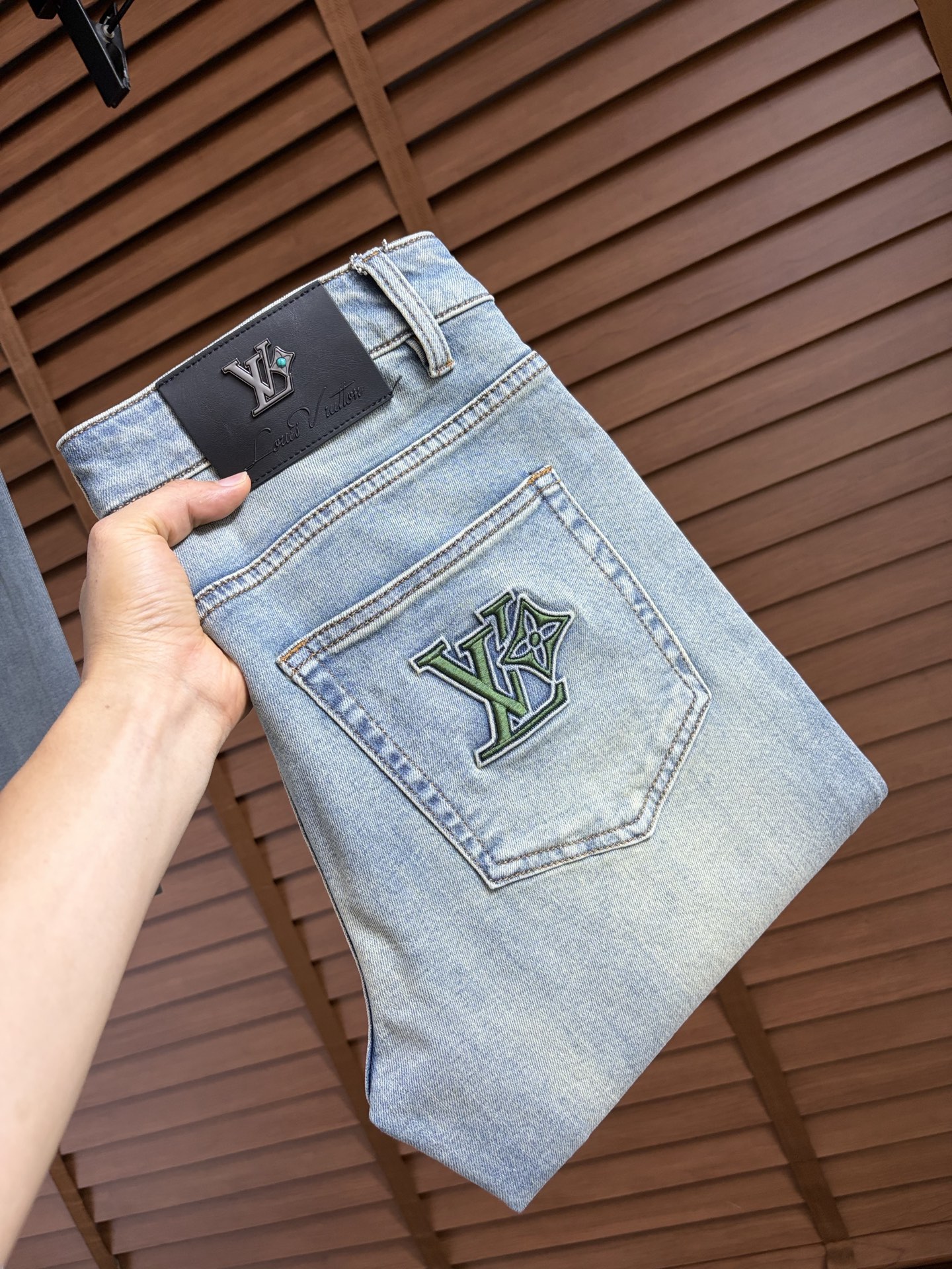 NO:927665,LV high-end customization, 2026 latest jeans, simultaneous sale at the counter, original customized replicas, customer-supplied hardware accessories, original quality, imported denim fabric with high elasticity, heavy washing, fine workmanship, and excellent upper body!  Preferred items Size: 29-38,,louis vuitton,jeans,19860909LV 高端定制、2026最新款牛仔裤 柜台同步发售 原版定制复刻 客供五金辅料 原单品质 进口牛仔面料高弹力 重工洗水 做工走线精细 上身绝佳！优选单品 码数: 29-38,,louis vuitton,jeans,,Men's clothing