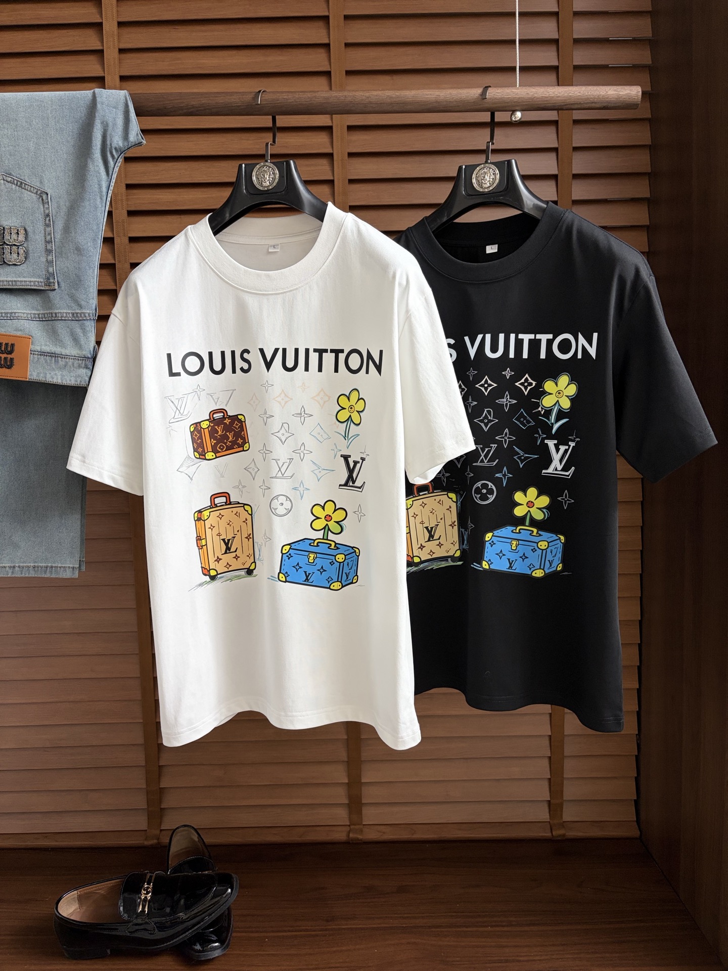 NO:927676,LV ss26 new summer short-sleeved T-shirt with top graphic logo, handsome and fashionable, simple and versatile. Not only crisp and trendy silhouette, but also comfortable to wear, the yarn is more delicate. Size M-4XL, Louis Vuitton, T-shirt, tees, t-shirt,19860909LV ss26夏季新款短袖T恤 顶级图案logo,帅气时尚,简约百搭款.不仅挺括,保持潮流的廓形,又穿着舒适,纱织更细腻 码数M-4XL,,louis vuitton,T-shirt,tees，t-shirt,,Men's clothing