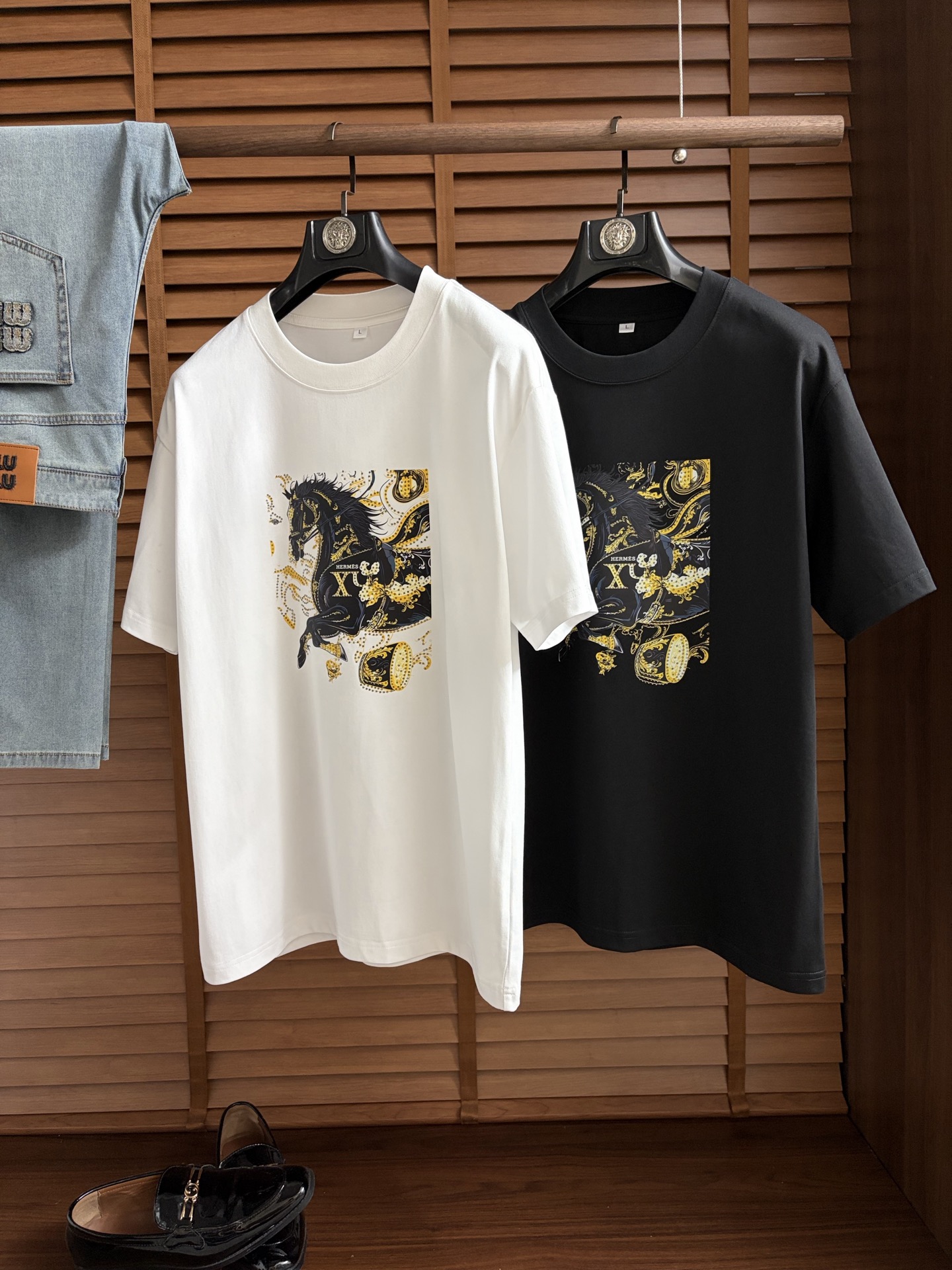 NO:927666,Hermes ss26 new summer short-sleeved T-shirt with top graphic logo, handsome and fashionable, simple and versatile. Not only crisp and trendy silhouette, but also comfortable to wear, the yarn is more delicate. Size M-4XL, hermes, T-shirt, tees, t-shirt,19860909爱马 ss26夏季新款短袖T恤 顶级图案logo,帅气时尚,简约百搭款.不仅挺括,保持潮流的廓形,又穿着舒适,纱织更细腻 码数M-4XL,,hermes,T-shirt,tees，t-shirt,,Men's clothing