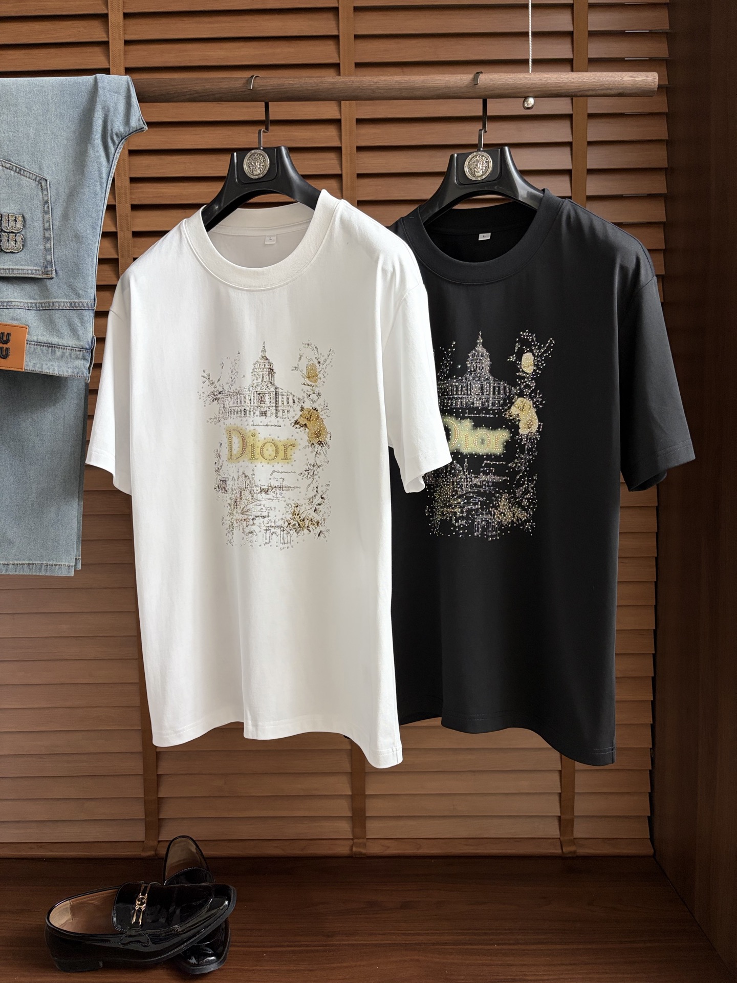 NO:927656,Dr ss26 new summer short-sleeved T-shirt with top graphic logo, handsome and fashionable, simple and versatile. Not only crisp and trendy silhouette, but also comfortable to wear, the yarn is more delicate. Size M-4XL,, T-shirt, tees, t-shirt,19860909Dr ss26夏季新款短袖T恤 顶级图案logo,帅气时尚,简约百搭款.不仅挺括,保持潮流的廓形,又穿着舒适,纱织更细腻 码数M-4XL,,T-shirt,tees，t-shirt,,Men's clothing