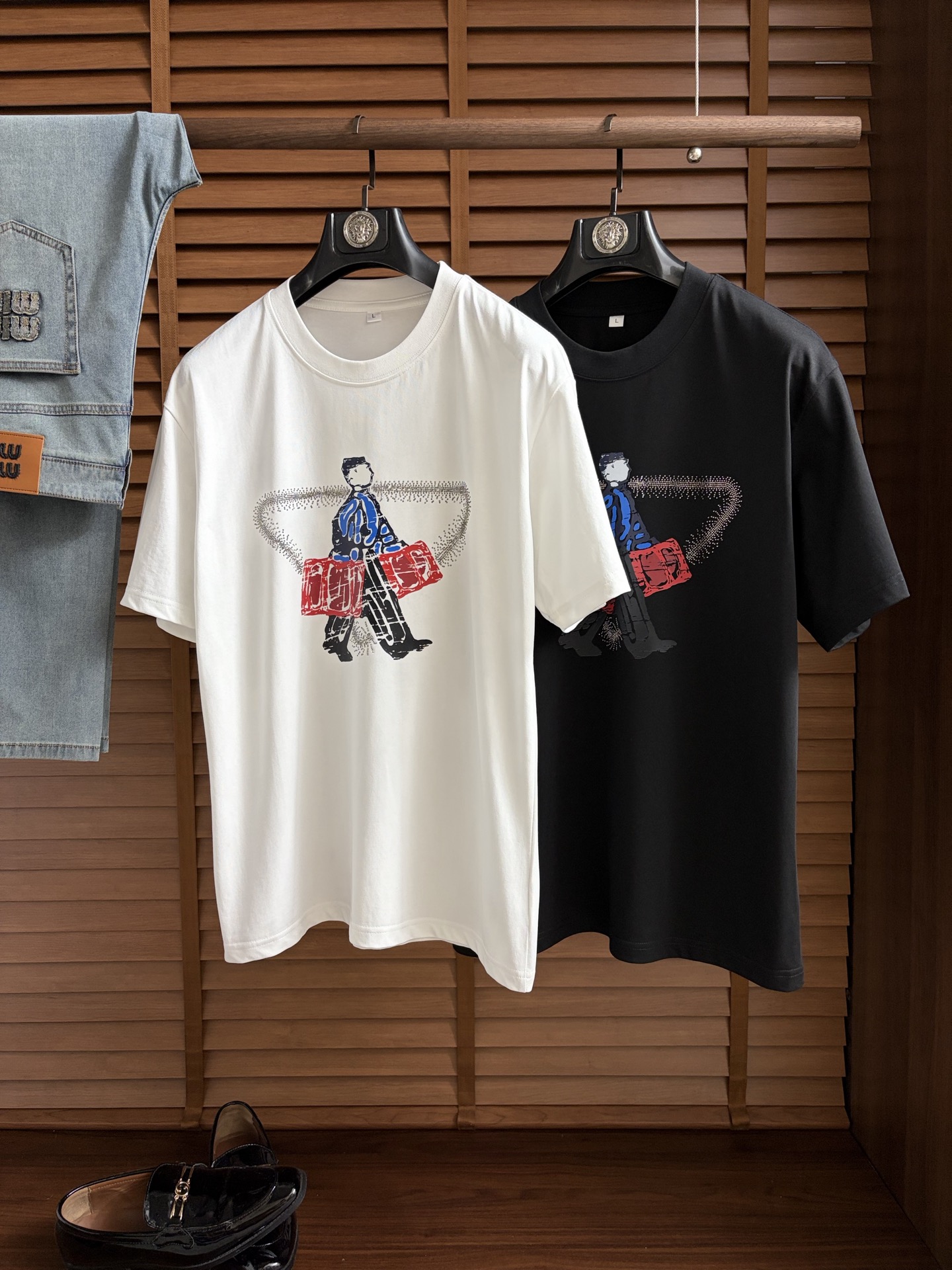 NO:927649,Prada ss26 new summer short-sleeved T-shirt with top graphic logo, handsome and fashionable, simple and versatile. Not only crisp and trendy silhouette, but also comfortable to wear, the yarn is more delicate. Size M-4XL, prada, T-shirt, tees, t-shirt,19860909普拉 ss26夏季新款短袖T恤 顶级图案logo,帅气时尚,简约百搭款.不仅挺括,保持潮流的廓形,又穿着舒适,纱织更细腻 码数M-4XL,,prada,T-shirt,tees，t-shirt,,Men's clothing