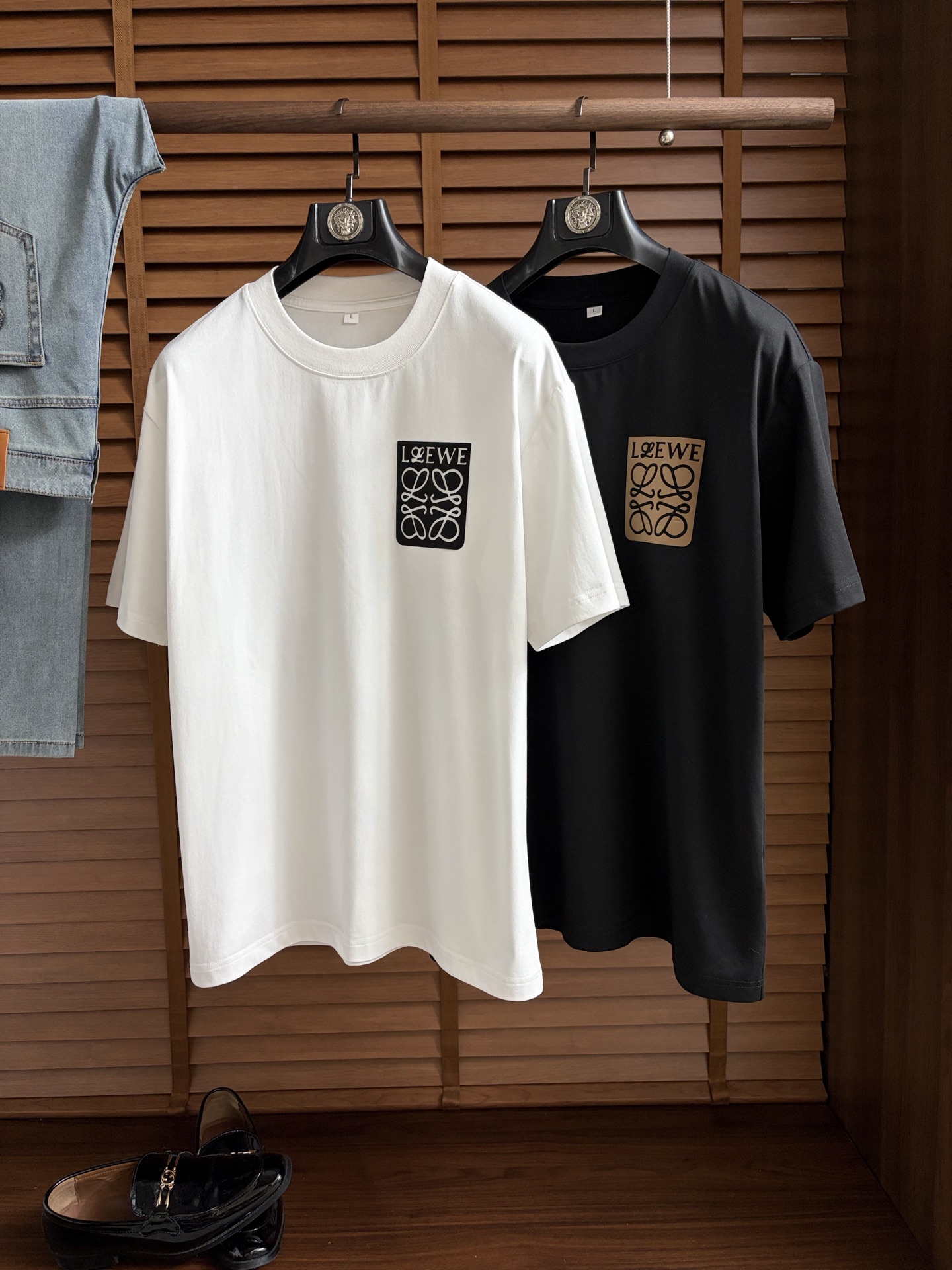 NO:927643,Loewe ss26 new summer short-sleeved T-shirt with top graphic logo, handsome and fashionable, simple and versatile. Not only crisp and trendy silhouette, but also comfortable to wear, the yarn is more delicate. Size M-4XL,, loewe, T-shirt, tees, t-shirt,19860909罗意 ss26夏季新款短袖T恤 顶级图案logo,帅气时尚,简约百搭款.不仅挺括,保持潮流的廓形,又穿着舒适,纱织更细腻 码数M-4XL,,loewe,T-shirt,tees，t-shirt,,Men's clothing