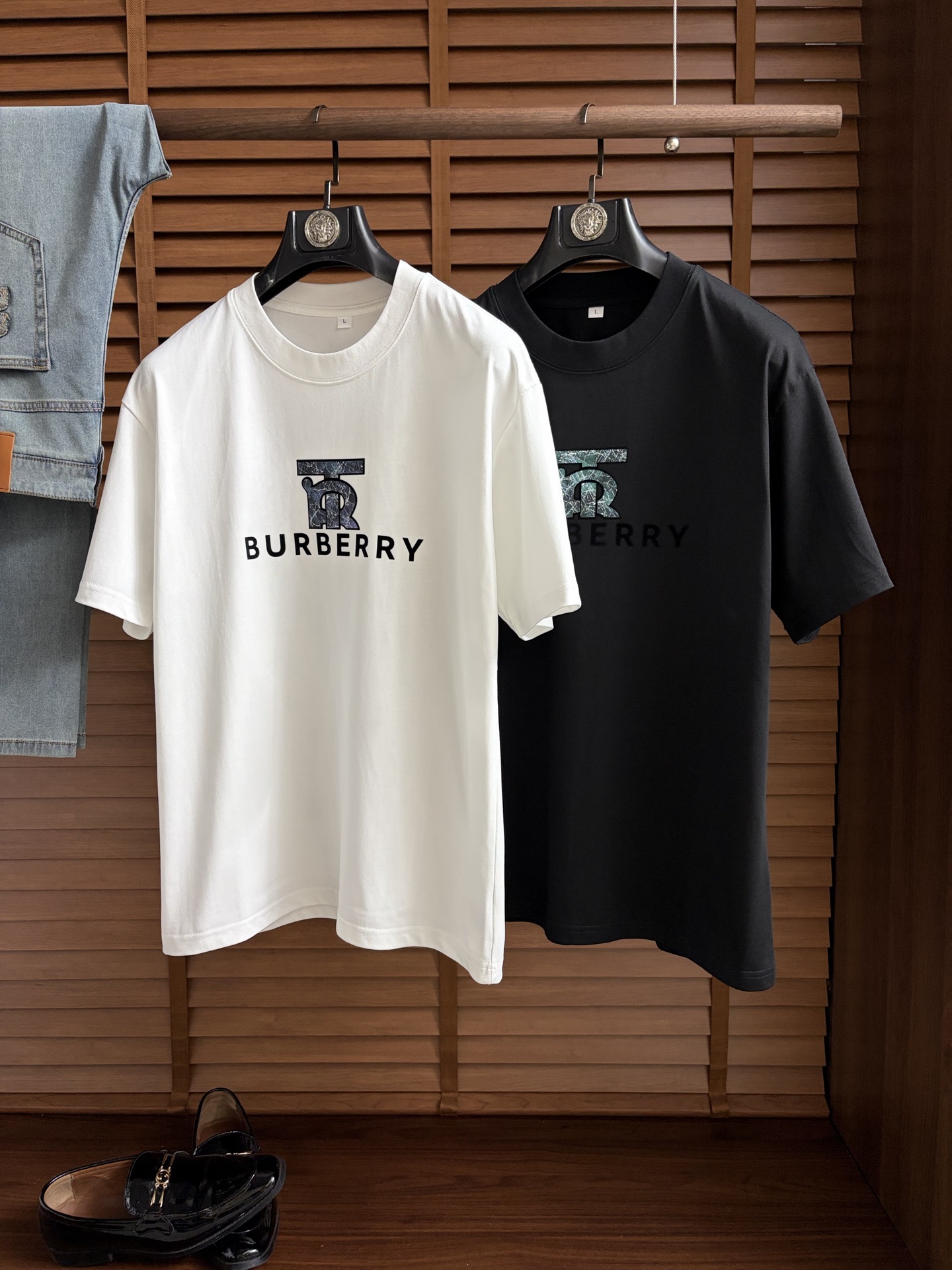 NO:927634,Burberry ss26 new summer short-sleeved T-shirt with top graphic logo, handsome and fashionable, simple and versatile. Not only crisp and trendy silhouette, but also comfortable to wear, the yarn is more delicate. Size M-4XL, burberry, T-shirt, tees, t-shirt,19860909巴宝 ss26夏季新款短袖T恤 顶级图案logo,帅气时尚,简约百搭款.不仅挺括,保持潮流的廓形,又穿着舒适,纱织更细腻 码数M-4XL,,burberry,T-shirt,tees，t-shirt,,Men's clothing