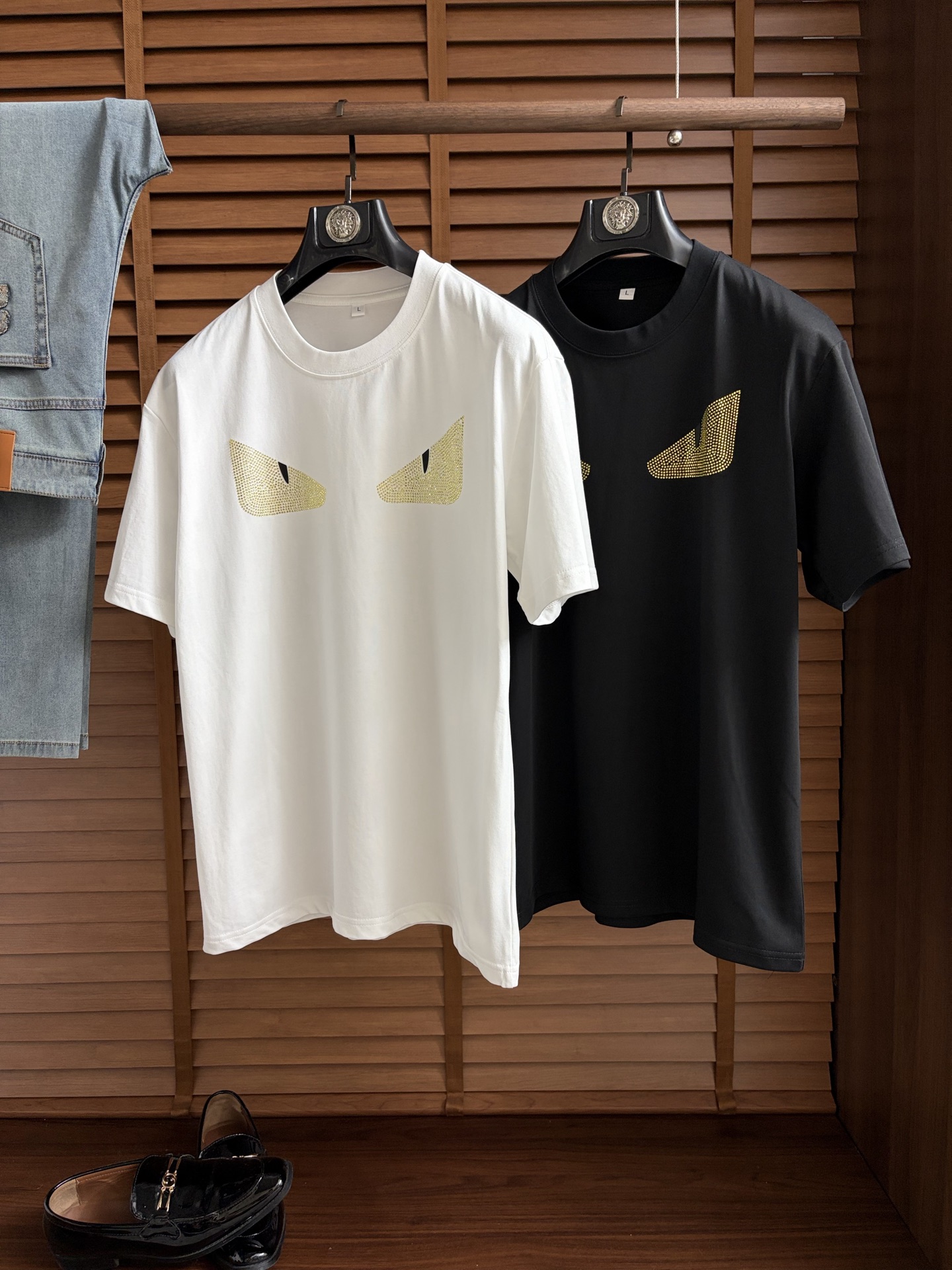 NO:927626,Fen ss26 new summer short-sleeved T-shirt with top graphic logo, handsome and fashionable, simple and versatile. Not only crisp and trendy silhouette, but also comfortable to wear, the yarn is more delicate. Size M-4XL, T-shirt, tees, t-shirt,19860909芬 ss26夏季新款短袖T恤 顶级图案logo,帅气时尚,简约百搭款.不仅挺括,保持潮流的廓形,又穿着舒适,纱织更细腻 码数M-4XL,,T-shirt,tees，t-shirt,,Men's clothing