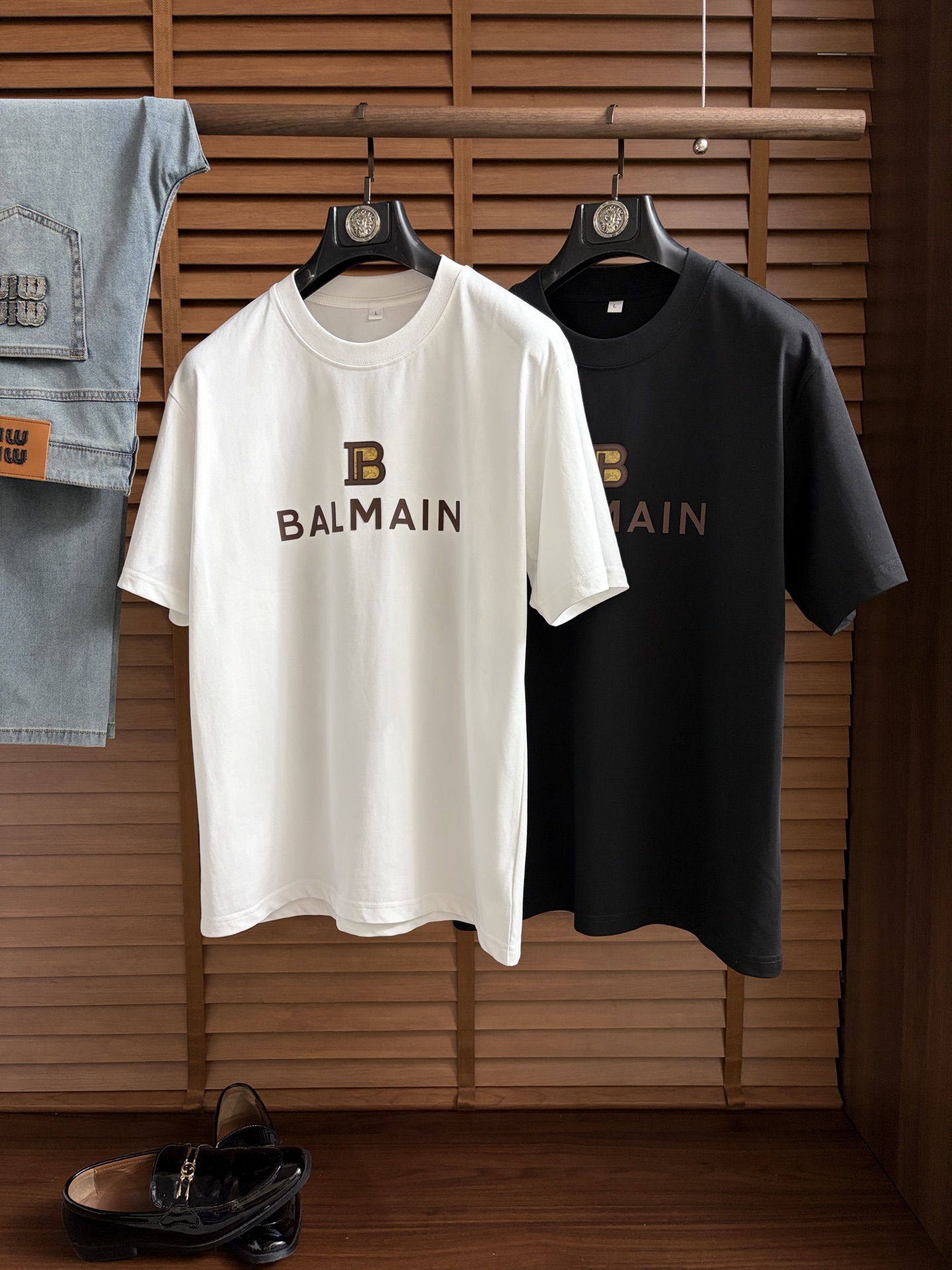 NO:927617,Bally ss26 new summer short-sleeved T-shirt with top graphic logo, handsome and fashionable, simple and versatile. Not only crisp and trendy silhouette, but also comfortable to wear, the yarn is more delicate. Size M-4XL,, bally, T-shirt, tees, t-shirt,19860909巴利 ss26夏季新款短袖T恤 顶级图案logo,帅气时尚,简约百搭款.不仅挺括,保持潮流的廓形,又穿着舒适,纱织更细腻 码数M-4XL,,bally,T-shirt,tees，t-shirt,,Men's clothing