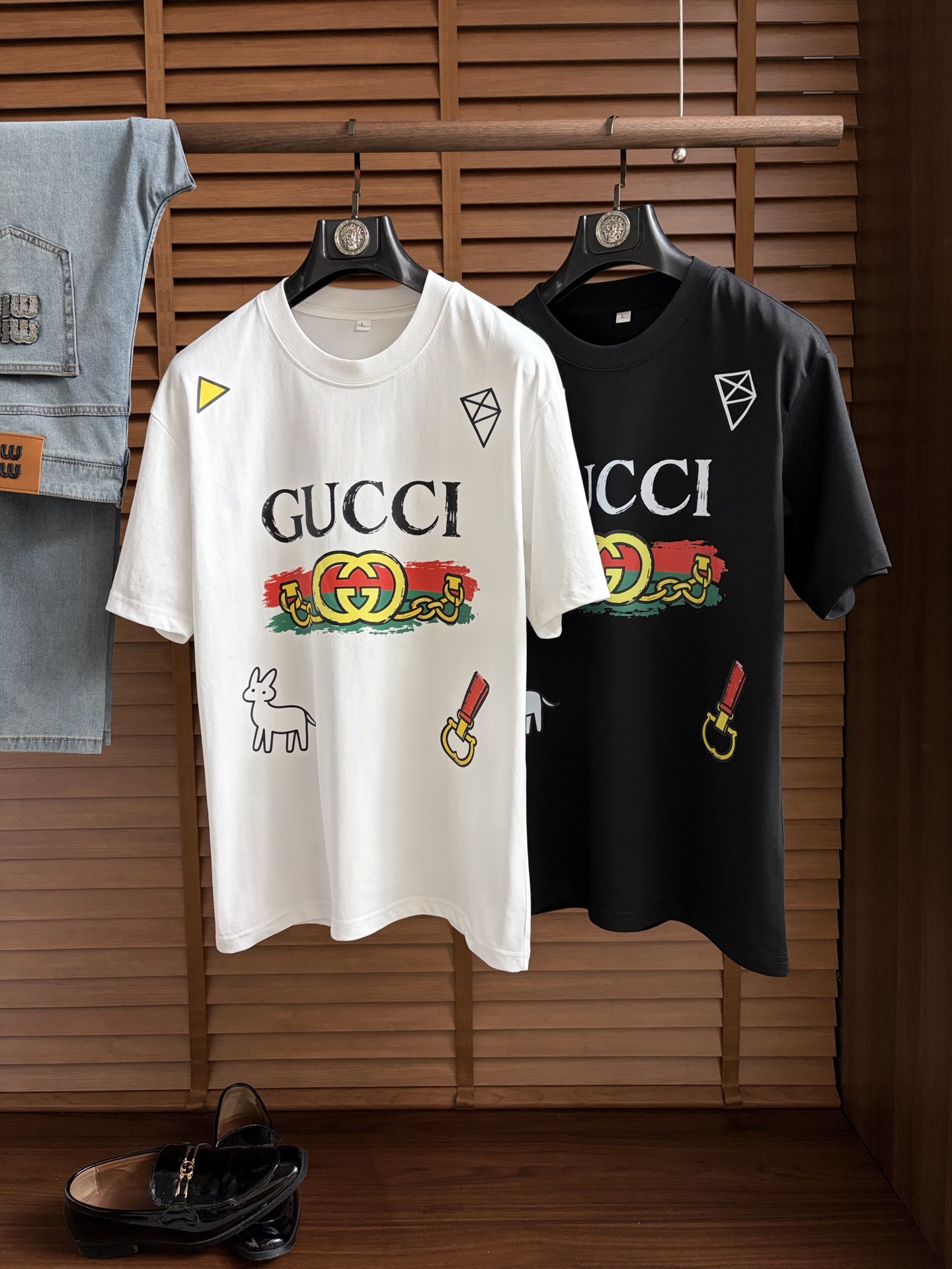 NO:927610,Gucci ss26 new summer short-sleeved T-shirt with top graphic logo, handsome and fashionable, simple and versatile. Not only crisp and trendy silhouette, but also comfortable to wear, the yarn is more delicate. Size M-4XL,, T-shirt, tees, t-shirt,19860909古奇 ss26夏季新款短袖T恤 顶级图案logo,帅气时尚,简约百搭款.不仅挺括,保持潮流的廓形,又穿着舒适,纱织更细腻 码数M-4XL,,T-shirt,tees，t-shirt,,Men's clothing