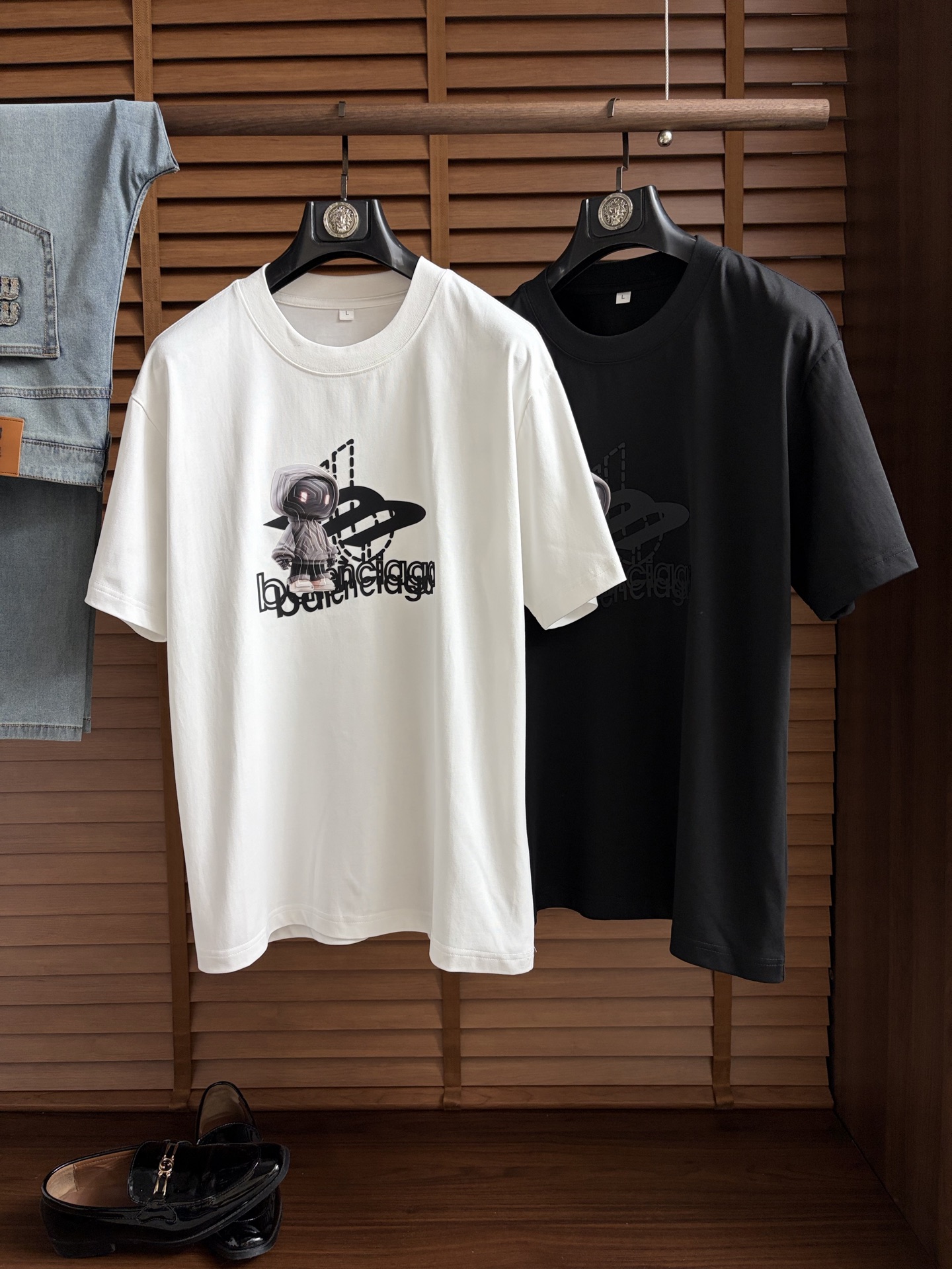 NO:927606,Paris ss26 new summer short-sleeved T-shirt with top graphic logo, handsome and fashionable, simple and versatile. Not only crisp and trendy silhouette, but also comfortable to wear, the yarn is more delicate. Size M-4XL,, T-shirt, tees, t-shirt,19860909巴黎 ss26夏季新款短袖T恤 顶级图案logo,帅气时尚,简约百搭款.不仅挺括,保持潮流的廓形,又穿着舒适,纱织更细腻 码数M-4XL,,T-shirt,tees，t-shirt,,Men's clothing