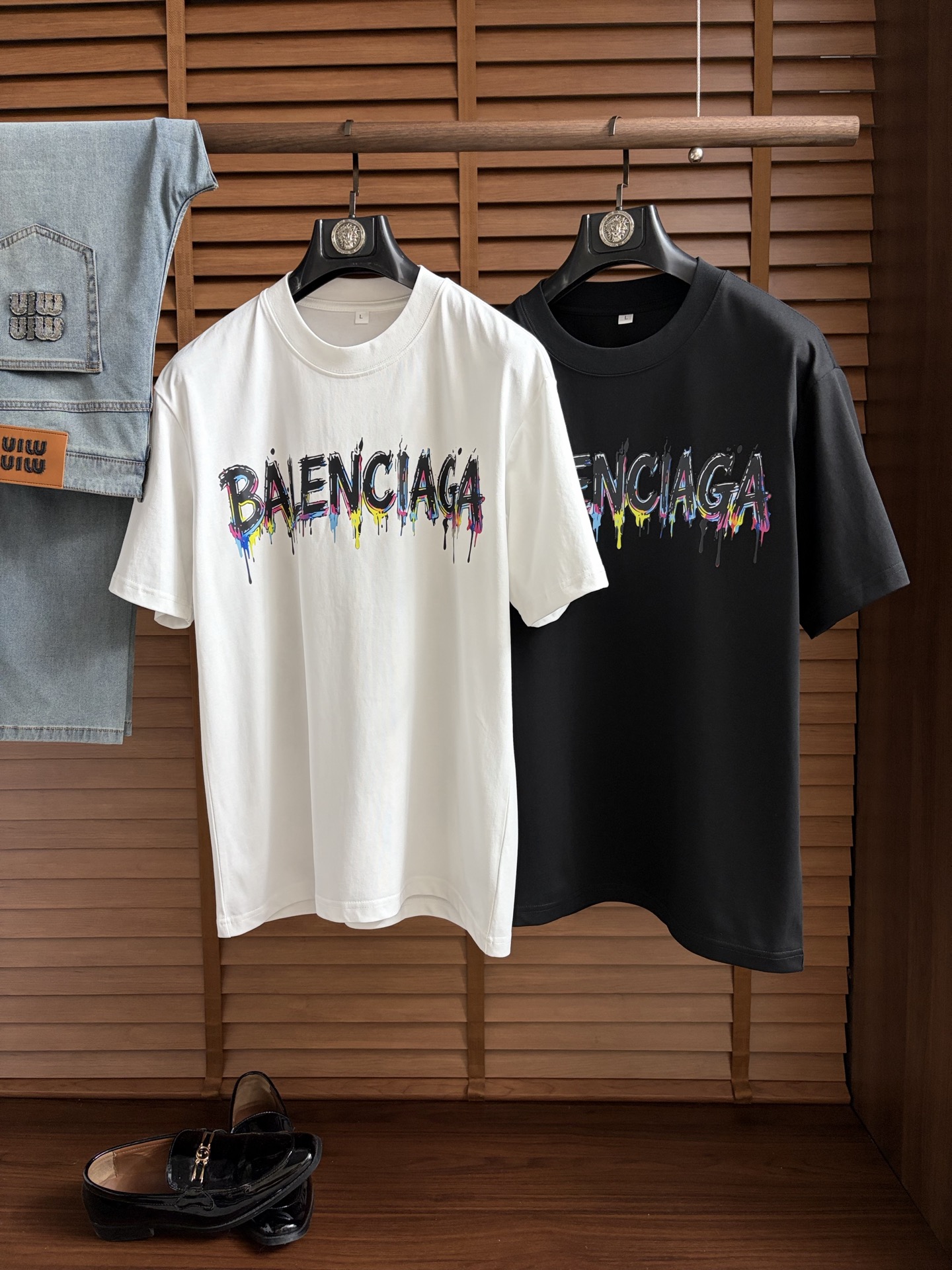 NO:958452,Paris ss26 new summer short-sleeved T-shirt with top graphic logo, handsome and fashionable, simple and versatile. Not only crisp and trendy silhouette, but also comfortable to wear, the yarn is more delicate. Size M-4XL,, T-shirt, tees, t-shirt,19860909巴黎ss26夏季新款短袖T恤 顶级图案logo,帅气时尚,简约百搭款.不仅挺括,保持潮流的廓形,又穿着舒适,纱织更细腻 码数M-4XL,,T-shirt,tees，t-shirt,,Men's clothing
