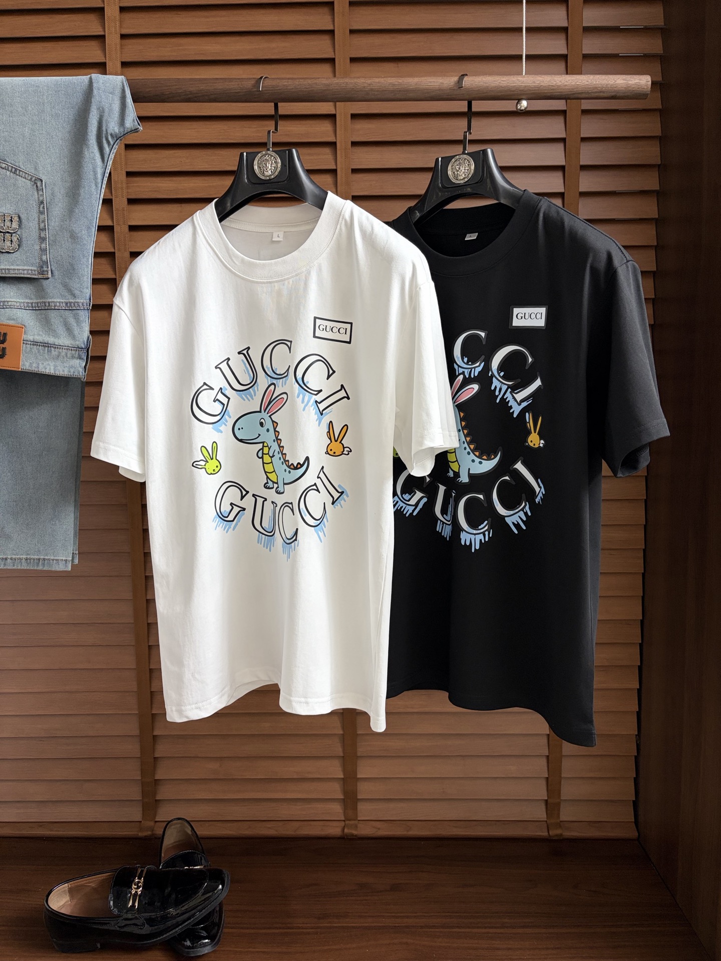 NO:958459,Gucci ss26 new summer short-sleeved T-shirt with top graphic logo, handsome and fashionable, simple and versatile. Not only crisp and trendy silhouette, but also comfortable to wear, the yarn is more delicate. Size M-4XL,, T-shirt, tees, t-shirt,19860909古奇 ss26夏季新款短袖T恤 顶级图案logo,帅气时尚,简约百搭款.不仅挺括,保持潮流的廓形,又穿着舒适,纱织更细腻 码数M-4XL,,T-shirt,tees，t-shirt,,Men's clothing