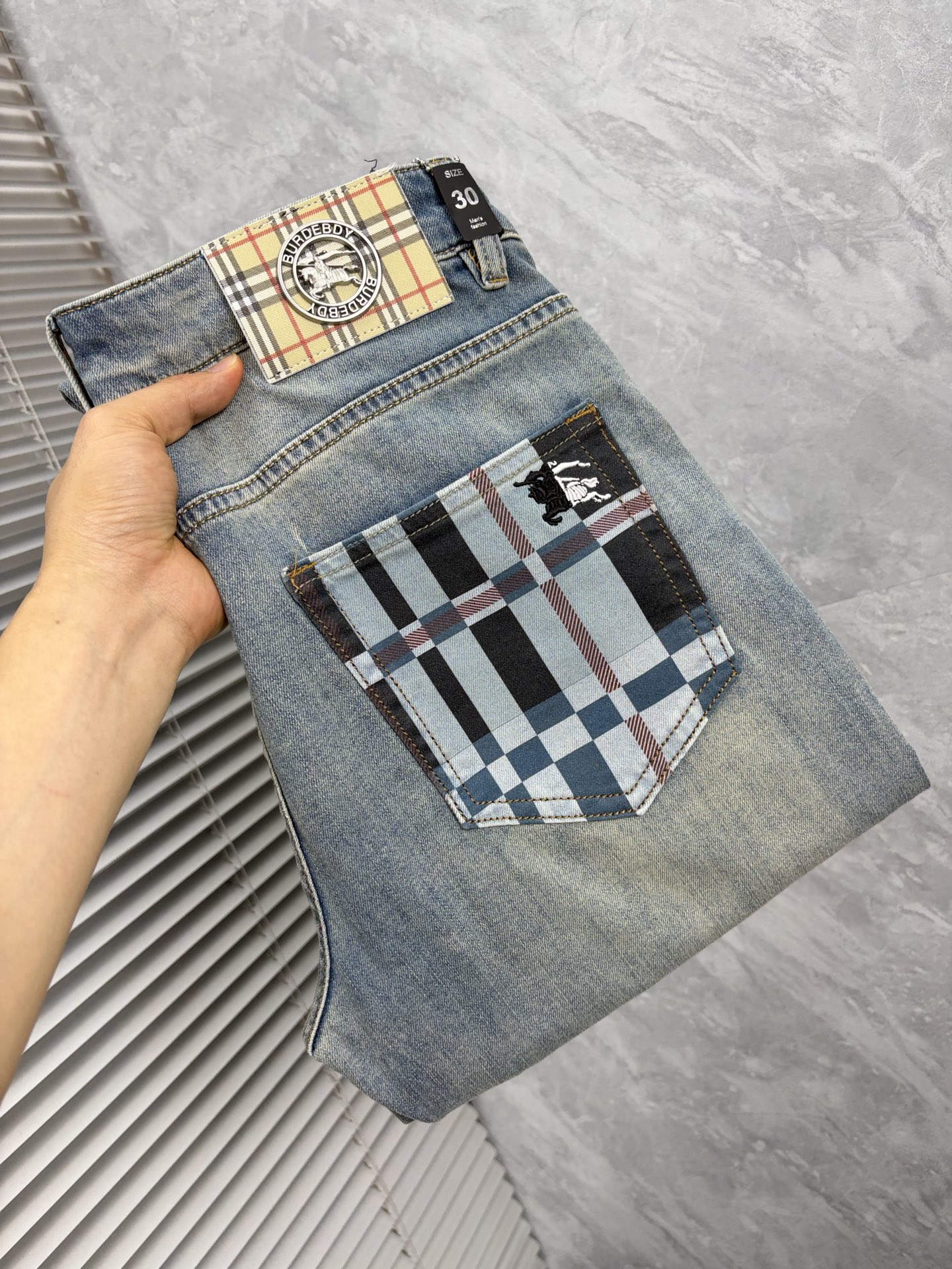 NO:933135,Baba's high-end customization, 2026 latest jeans, simultaneous sales at the counter, original customized replicas, customer-supplied hardware accessories, original quality, imported denim fabric with high elasticity, heavy washing, fine workmanship, and excellent upper body!  Preferred items Size: 29-38,,burberry,jeans,19860909巴宝 高端定制、2026最新款牛仔裤 柜台同步发售 原版定制复刻 客供五金辅料 原单品质 进口牛仔面料高弹力 重工洗水 做工走线精细 上身绝佳！优选单品 码数: 29-38,,burberry,jeans,,Men's clothing