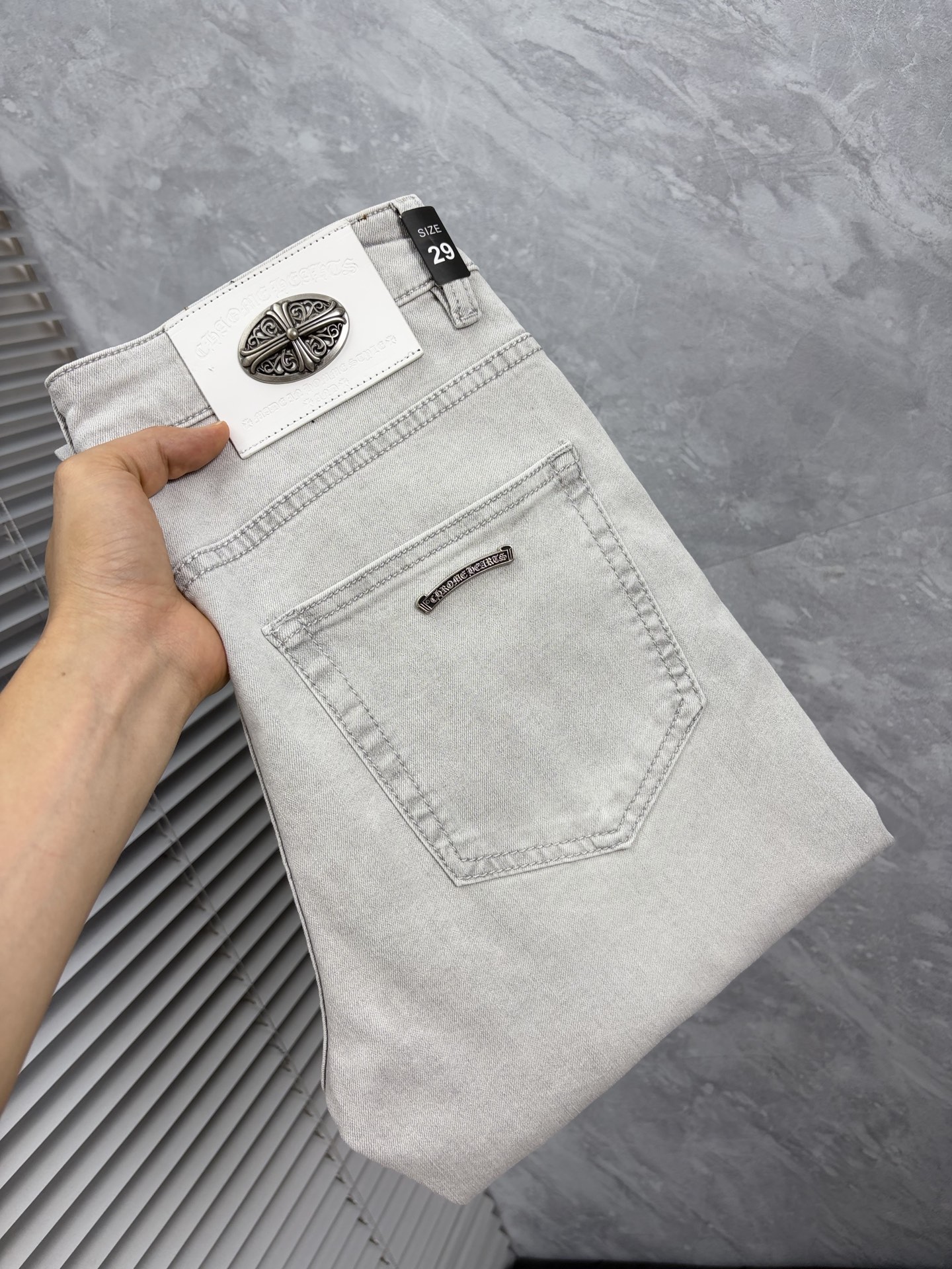 NO:933159,Crow's high-end customization, 2026 latest jeans, simultaneous sale at the counter, original customized replicas, customer-supplied hardware accessories, original quality, imported denim fabric with high elasticity, heavy washing, fine workmanship and routing, excellent upper body!  Preferred items Size: 29-38,,chrome hearts,jeans,19860909克罗 高端定制、2026最新款牛仔裤 柜台同步发售 原版定制复刻 客供五金辅料 原单品质 进口牛仔面料高弹力 重工洗水 做工走线精细 上身绝佳！优选单品 码数: 29-38,,chrome hearts,jeans,,Men's clothing