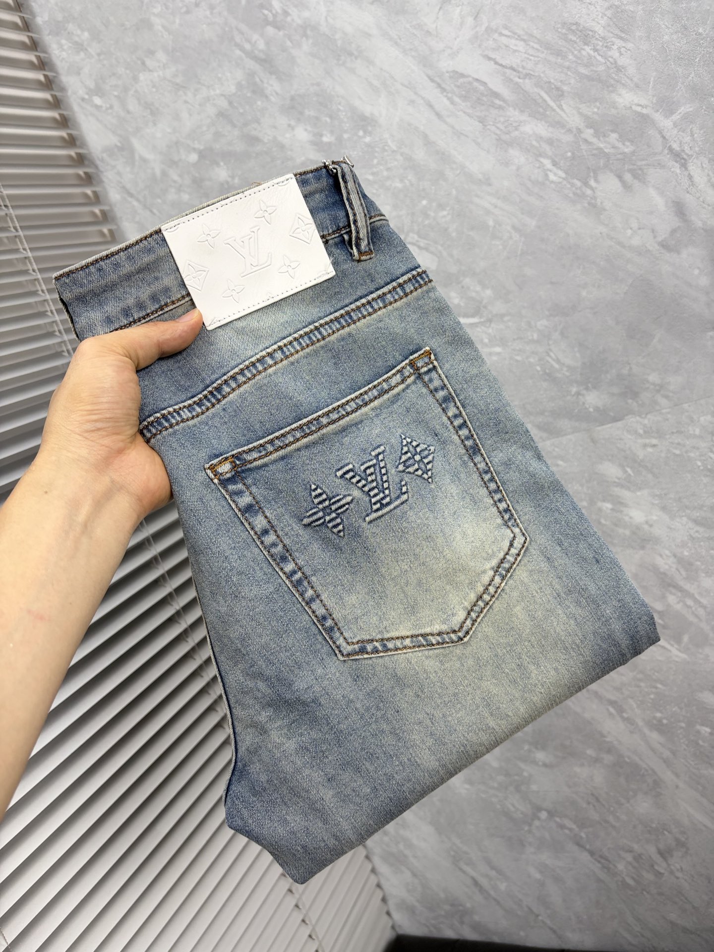 NO:933171,LV high-end customization, 2026 latest jeans, simultaneous sale at the counter, original customized replicas, customer-supplied hardware accessories, original quality, imported denim fabric with high elasticity, heavy washing, fine workmanship, and excellent upper body!  Preferred items Size: 29-38,,louis vuitton,jeans,19860909LV 高端定制、2026最新款牛仔裤 柜台同步发售 原版定制复刻 客供五金辅料 原单品质 进口牛仔面料高弹力 重工洗水 做工走线精细 上身绝佳！优选单品 码数: 29-38,,louis vuitton,jeans,,Men's clothing