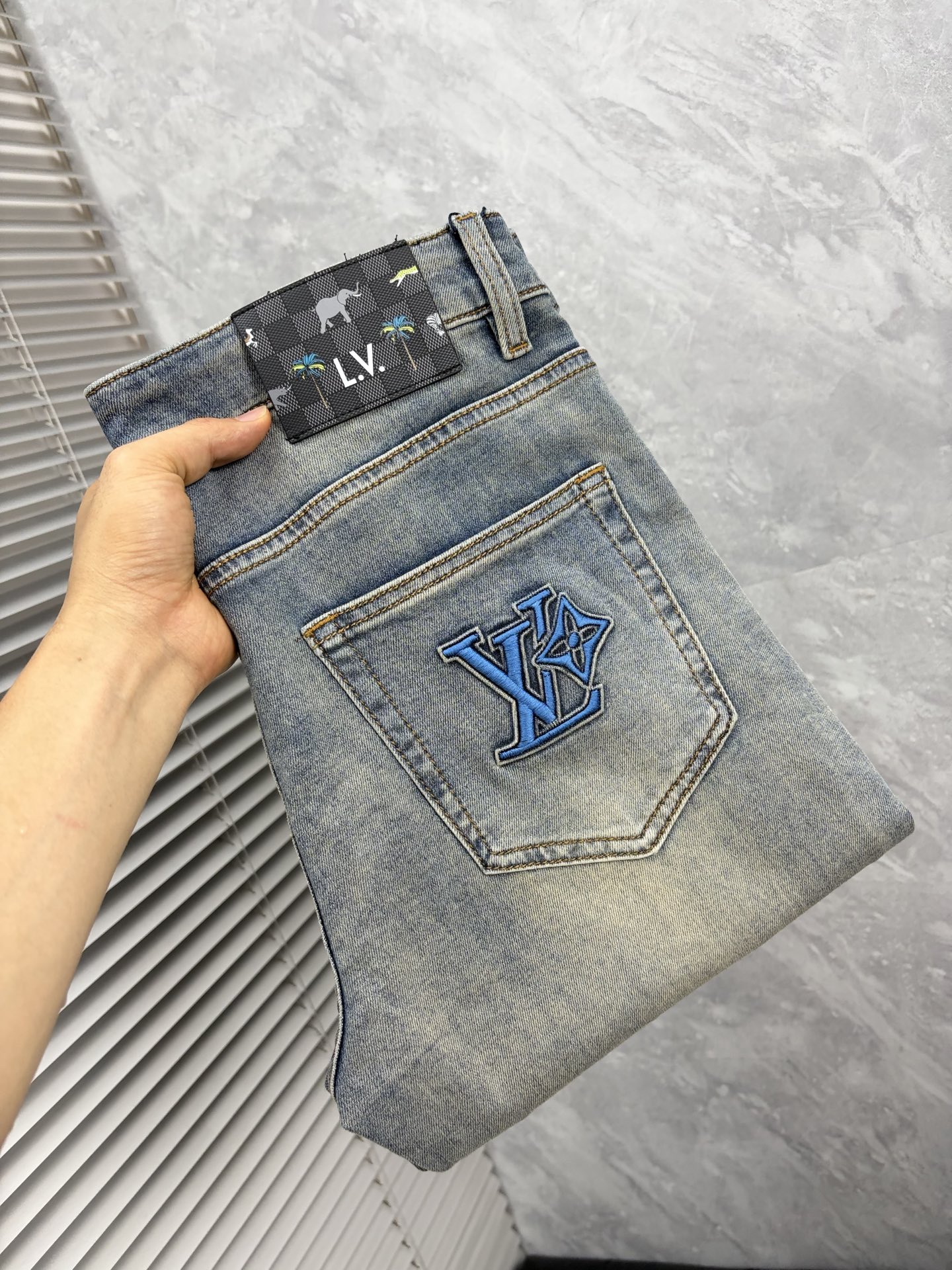 NO:933175,LV high-end customization, 2026 latest jeans, simultaneous sale at the counter, original customized replicas, customer-supplied hardware accessories, original quality, imported denim fabric with high elasticity, heavy washing, fine workmanship, and excellent upper body!  Preferred items Size: 29-38,,louis vuitton,jeans,19860909LV 高端定制、2026最新款牛仔裤 柜台同步发售 原版定制复刻 客供五金辅料 原单品质 进口牛仔面料高弹力 重工洗水 做工走线精细 上身绝佳！优选单品 码数: 29-38,,louis vuitton,jeans,,Men's clothing