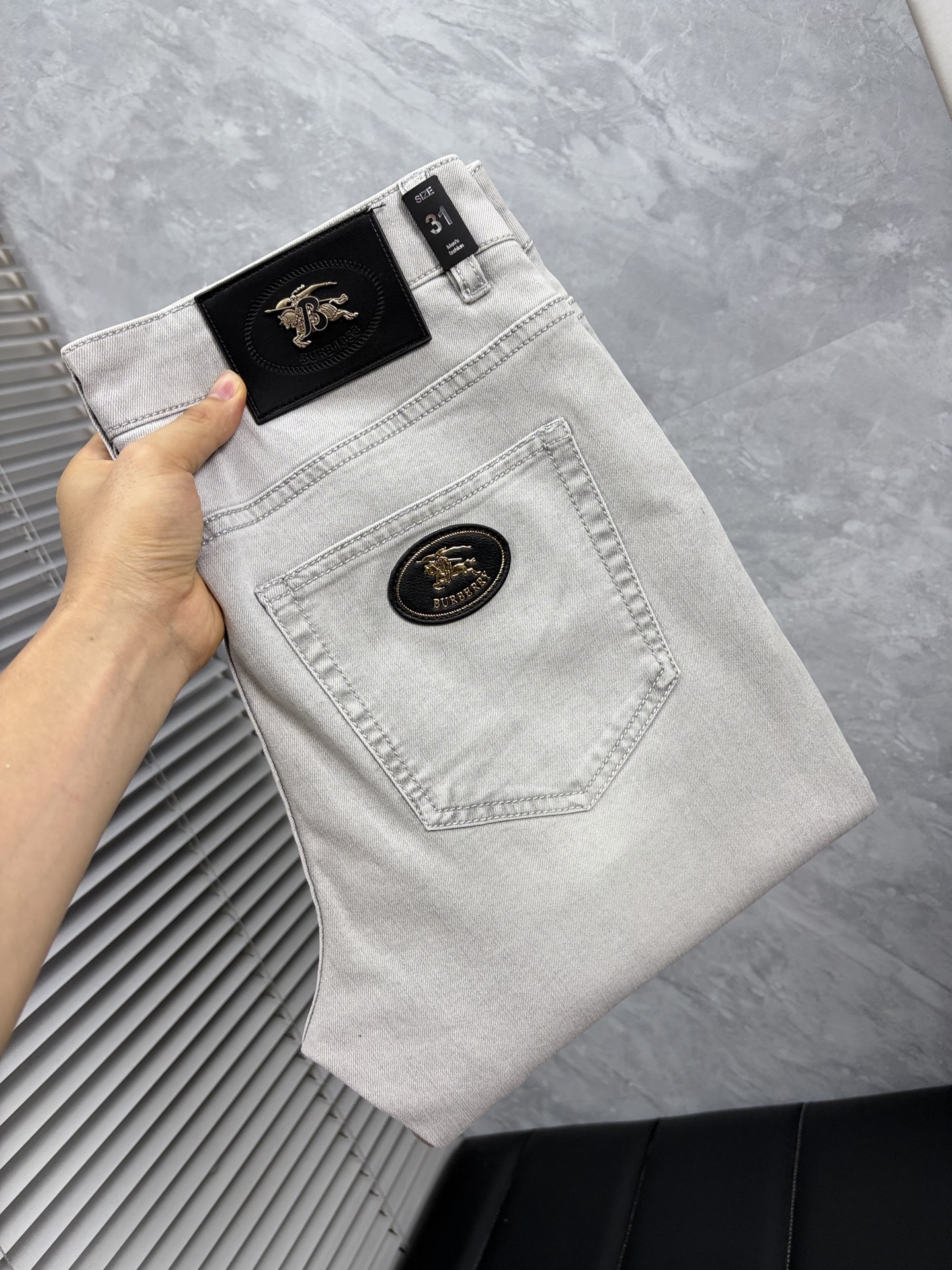 NO:933183,Baba's high-end customization, 2026 latest jeans, simultaneous sales at the counter, original customized replicas, customer-supplied hardware accessories, original quality, imported denim fabric with high elasticity, heavy washing, fine workmanship, and excellent upper body!  Preferred items Size: 29-38,,burberry,jeans,19860909巴宝 高端定制、2026最新款牛仔裤 柜台同步发售 原版定制复刻 客供五金辅料 原单品质 进口牛仔面料高弹力 重工洗水 做工走线精细 上身绝佳！优选单品 码数: 29-38,,burberry,jeans,,Men's clothing
