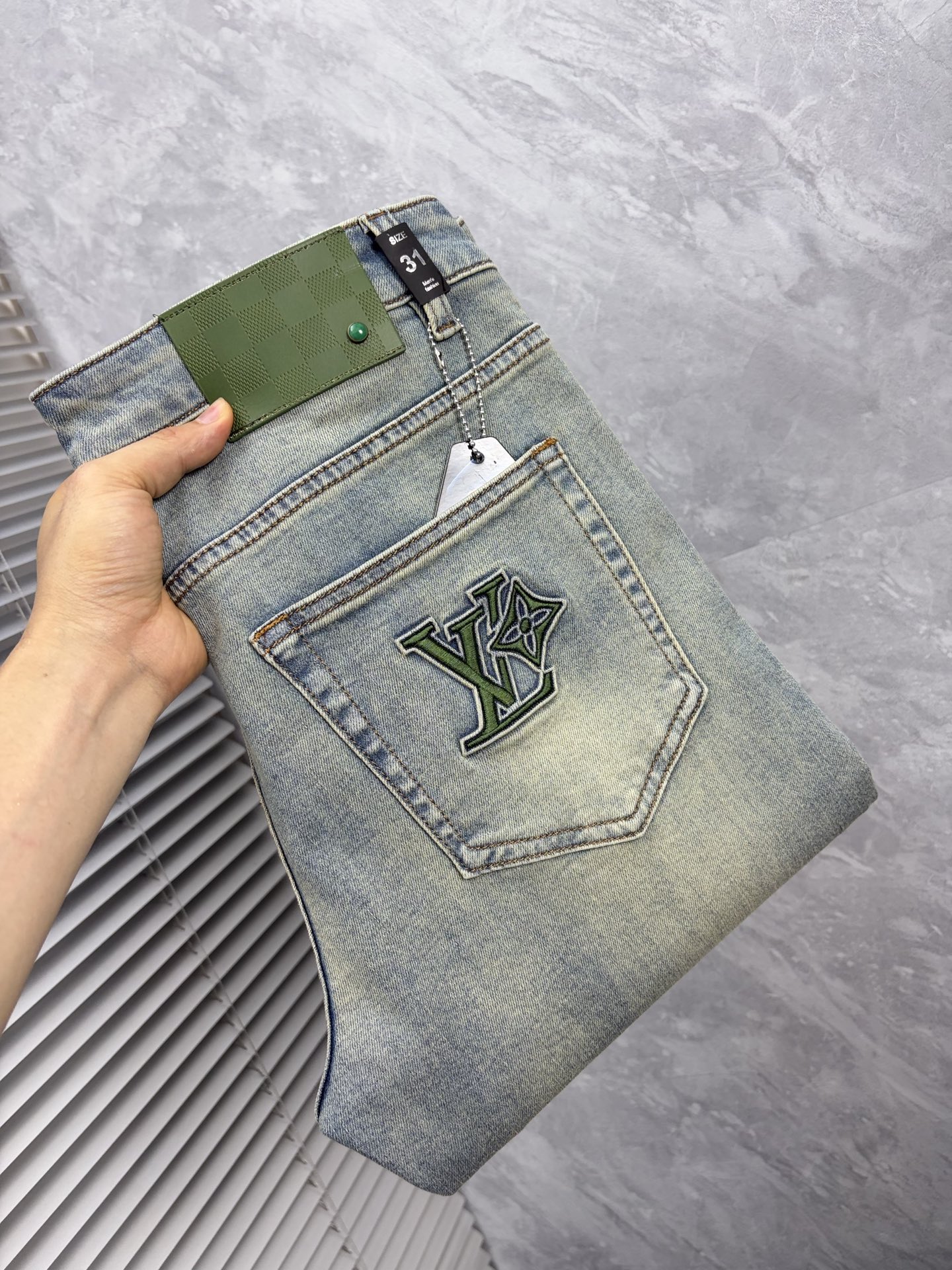 NO:933189,LV high-end customization, 2026 latest jeans, simultaneous sale at the counter, original customized replicas, customer-supplied hardware accessories, original quality, imported denim fabric with high elasticity, heavy washing, fine workmanship, and excellent upper body!  Preferred items Size: 29-38,,louis vuitton,jeans,19860909LV 高端定制、2026最新款牛仔裤 柜台同步发售 原版定制复刻 客供五金辅料 原单品质 进口牛仔面料高弹力 重工洗水 做工走线精细 上身绝佳！优选单品 码数: 29-38,,louis vuitton,jeans,,Men's clothing