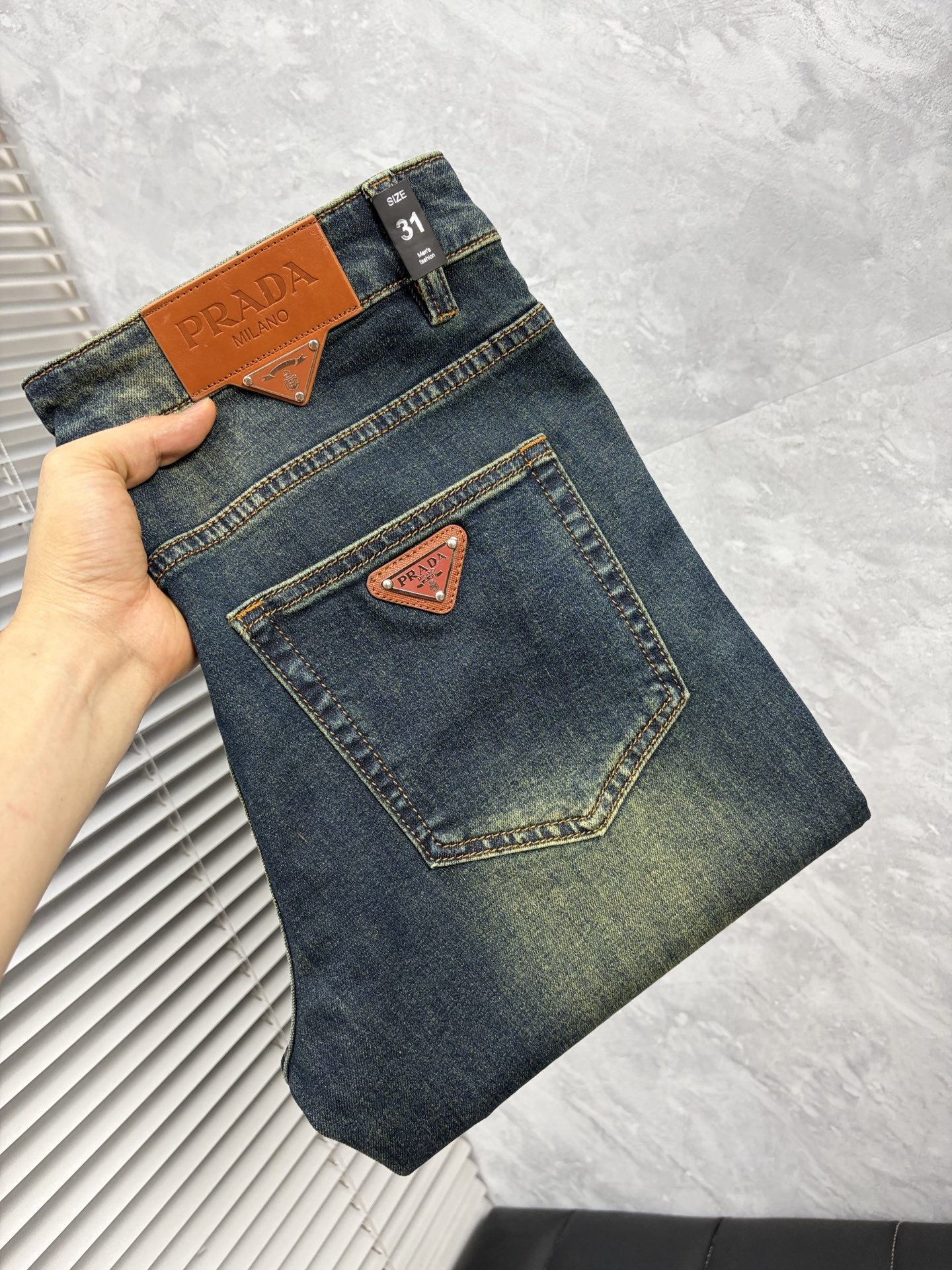 NO:933195,Pula High-end customization, 2026 latest jeans, simultaneous sale at the counter, original custom-made replicas, customer-supplied hardware accessories, original quality, imported denim fabric with high elasticity, heavy washing, fine workmanship, and excellent upper body!  Preferred items Size: 29-38,, prada, jeans,19860909普拉 高端定制、2026最新款牛仔裤 柜台同步发售 原版定制复刻 客供五金辅料 原单品质 进口牛仔面料高弹力 重工洗水 做工走线精细 上身绝佳！优选单品 码数: 29-38,,prada,jeans,,Men's clothing