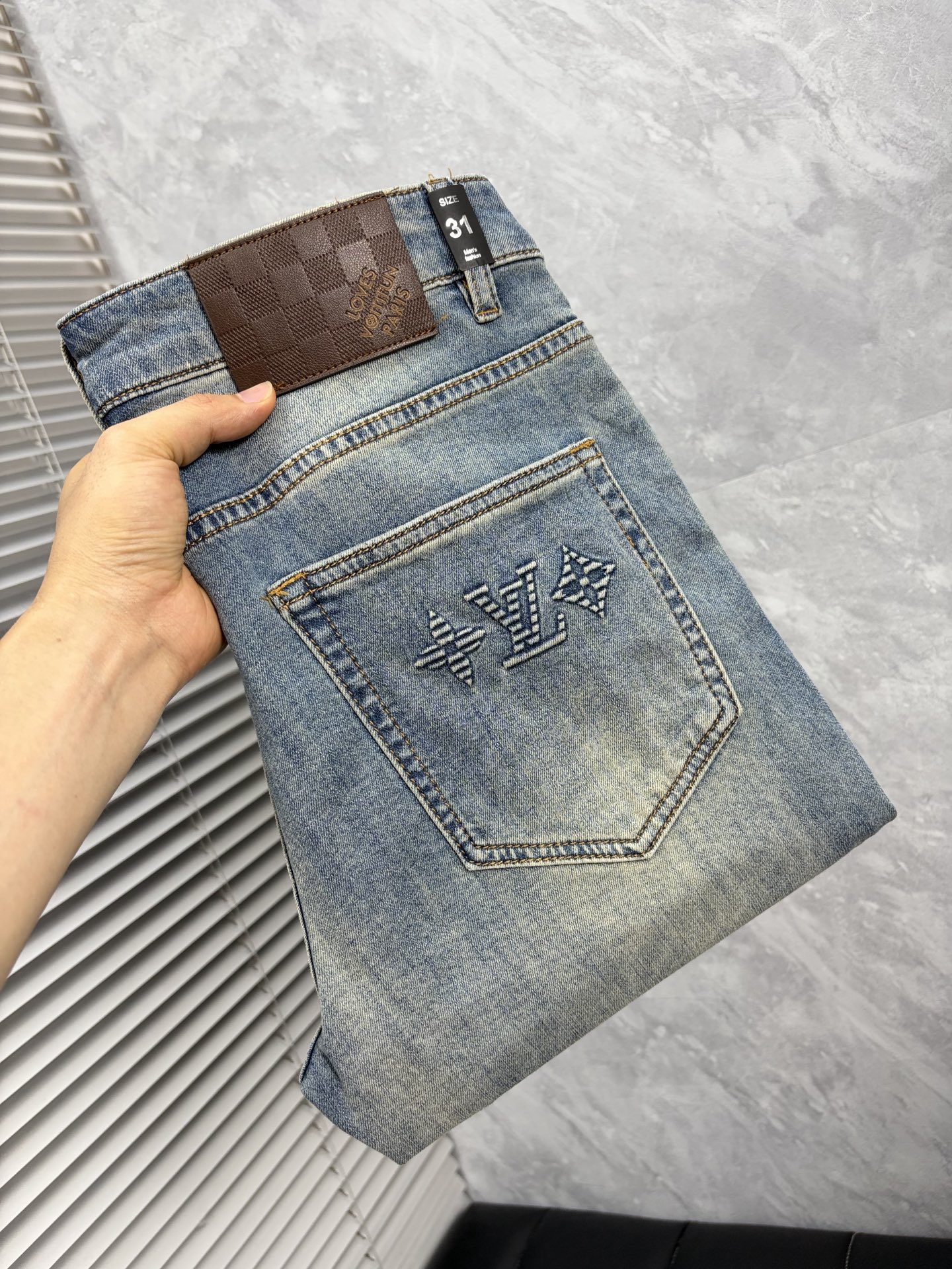 NO:933201,LV high-end customization, 2026 latest jeans, simultaneous sale at the counter, original customized replicas, customer-supplied hardware accessories, original quality, imported denim fabric with high elasticity, heavy washing, fine workmanship, and excellent upper body!  Preferred items Size: 29-38,,louis vuitton,jeans,19860909LV 高端定制、2026最新款牛仔裤 柜台同步发售 原版定制复刻 客供五金辅料 原单品质 进口牛仔面料高弹力 重工洗水 做工走线精细 上身绝佳！优选单品 码数: 29-38,,louis vuitton,jeans,,Men's clothing