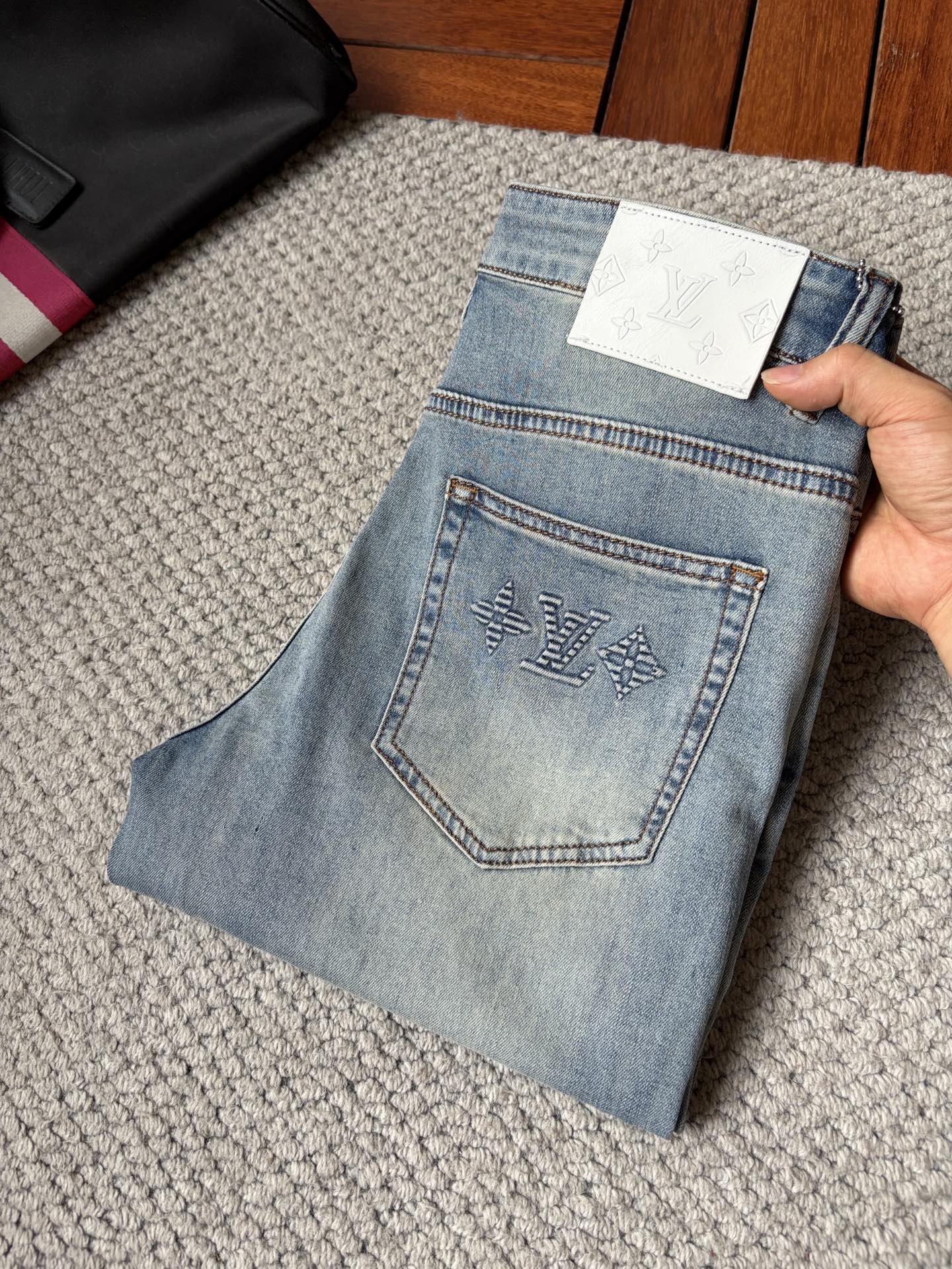 NO:935095,LV high-end customization, 2026 latest jeans, simultaneous sale at the counter, original customized replicas, customer-supplied hardware accessories, original quality, imported denim fabric with high elasticity, heavy washing, fine workmanship, and excellent upper body!  Preferred items Size: 29-38,,louis vuitton,jeans,19860909LV 高端定制、2026最新款牛仔裤 柜台同步发售 原版定制复刻 客供五金辅料 原单品质 进口牛仔面料高弹力 重工洗水 做工走线精细 上身绝佳！优选单品 码数: 29-38,,louis vuitton,jeans,,Men's clothing