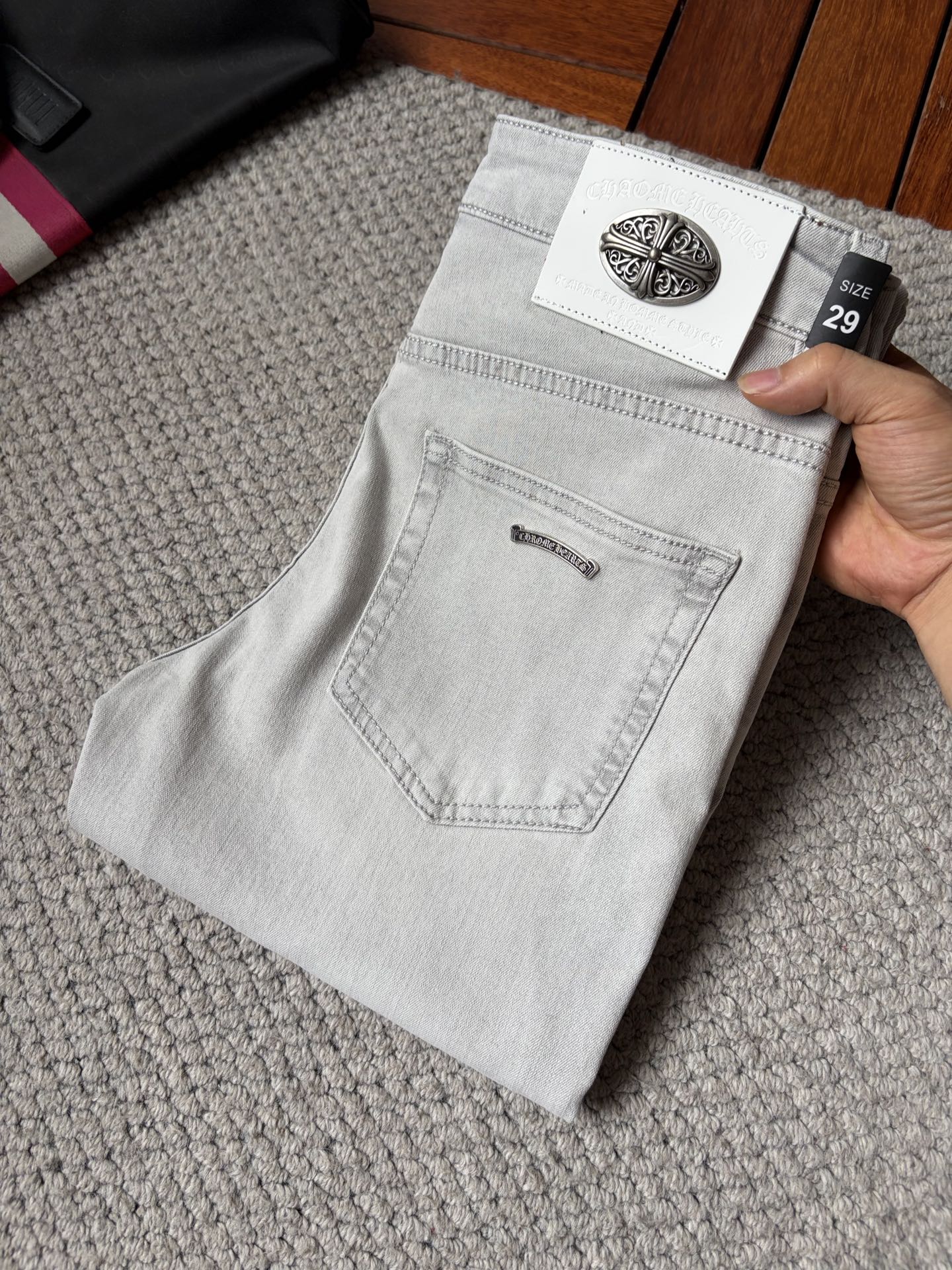 NO:935128,Croxin high-end customization, 2026 latest jeans, simultaneous sales at the counter, original customized replicas, customer-supplied hardware accessories, original quality, imported denim fabric with high elasticity, heavy washing, fine workmanship and routing, excellent upper body!  Preferred items Size: 29-38,,chrome hearts,jeans,19860909克罗心高端定制、2026最新款牛仔裤 柜台同步发售 原版定制复刻 客供五金辅料 原单品质 进口牛仔面料高弹力 重工洗水 做工走线精细 上身绝佳！优选单品 码数: 29-38,,chrome hearts,jeans,,Men's clothing