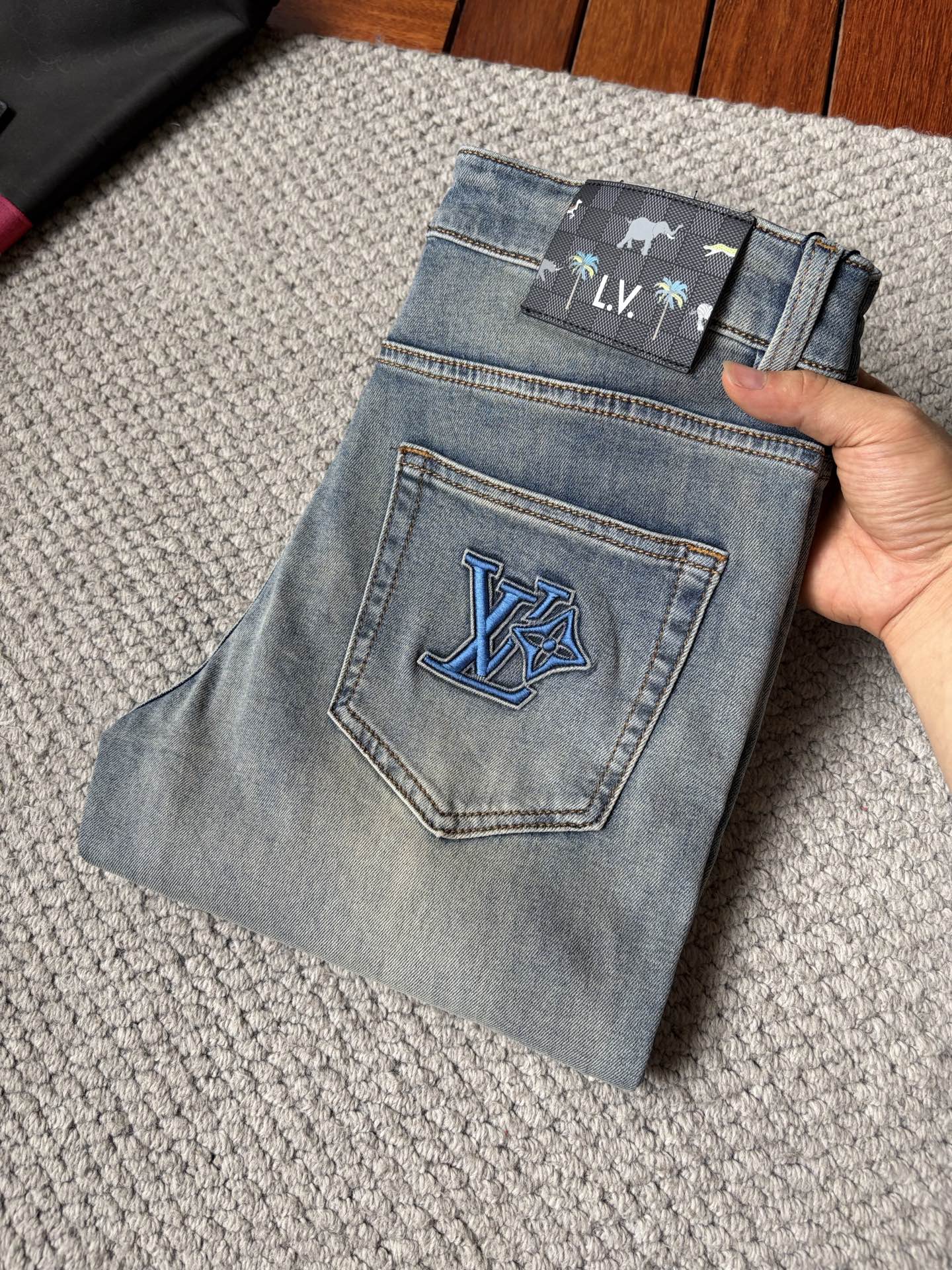 NO:935112,LV high-end customization, 2026 latest jeans, simultaneous sale at the counter, original customized replicas, customer-supplied hardware accessories, original quality, imported denim fabric with high elasticity, heavy washing, fine workmanship, and excellent upper body!  Preferred items Size: 29-38,,louis vuitton,jeans,19860909LV 高端定制、2026最新款牛仔裤 柜台同步发售 原版定制复刻 客供五金辅料 原单品质 进口牛仔面料高弹力 重工洗水 做工走线精细 上身绝佳！优选单品 码数: 29-38,,louis vuitton,jeans,,Men's clothing