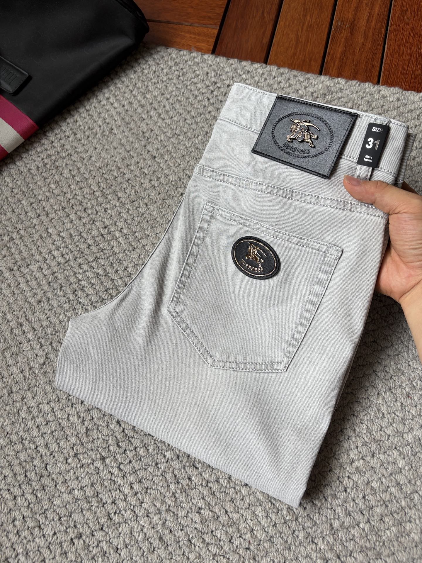 NO:935104,Burberry high-end customization, 2026 latest jeans, simultaneous sale at the counter, original custom-made replicas, customer-supplied hardware accessories, original quality, imported denim fabric with high elasticity, heavy washing, fine workmanship, and excellent upper body!  Preferred items Size: 29-38,,burberry,jeans,19860909巴宝莉 高端定制、2026最新款牛仔裤 柜台同步发售 原版定制复刻 客供五金辅料 原单品质 进口牛仔面料高弹力 重工洗水 做工走线精细 上身绝佳！优选单品 码数: 29-38,,burberry,jeans,,Men's clothing
