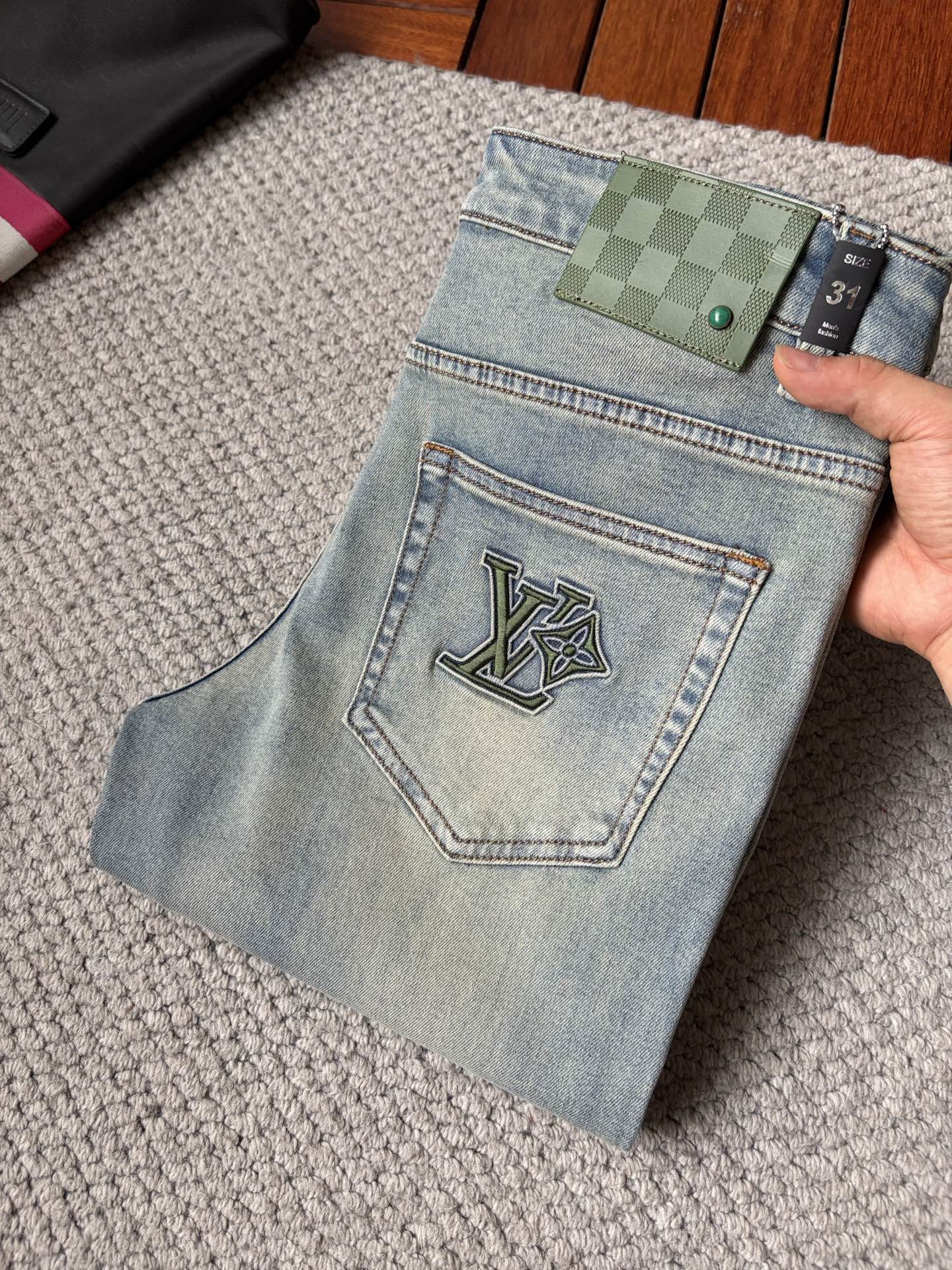 NO:935099,LV high-end customization, 2026 latest jeans, simultaneous sale at the counter, original customized replicas, customer-supplied hardware accessories, original quality, imported denim fabric with high elasticity, heavy washing, fine workmanship, and excellent upper body!  Preferred items Size: 29-38,,louis vuitton,jeans,19860909LV 高端定制、2026最新款牛仔裤 柜台同步发售 原版定制复刻 客供五金辅料 原单品质 进口牛仔面料高弹力 重工洗水 做工走线精细 上身绝佳！优选单品 码数: 29-38,,louis vuitton,jeans,,Men's clothing