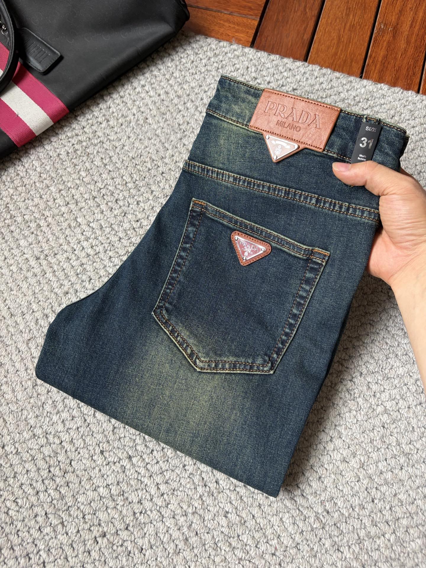 NO:935094,Prada high-end customization, 2026 latest jeans, simultaneous sales at the counter, original custom-made replicas, customer-supplied hardware accessories, original quality, imported denim fabric with high elasticity, heavy washing, fine workmanship, and excellent upper body!  Preferred items Size: 29-38,, prada, jeans,19860909普拉达 高端定制、2026最新款牛仔裤 柜台同步发售 原版定制复刻 客供五金辅料 原单品质 进口牛仔面料高弹力 重工洗水 做工走线精细 上身绝佳！优选单品 码数: 29-38,,prada,jeans,,Men's clothing