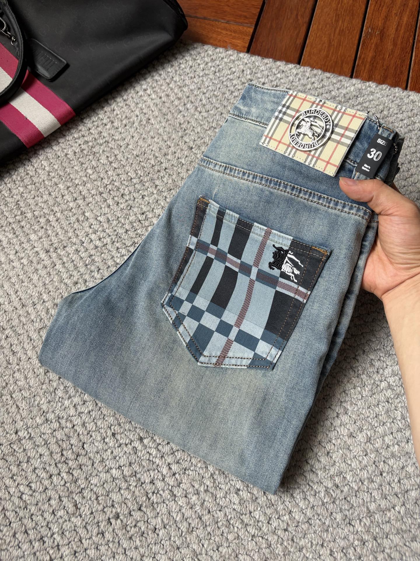 NO:935090,Burberry high-end customization, 2026 latest jeans, simultaneous sale at the counter, original custom-made replicas, customer-supplied hardware accessories, original quality, imported denim fabric with high elasticity, heavy washing, fine workmanship, and excellent upper body!  Preferred items Size: 29-38,,burberry,jeans,19860909巴宝莉 高端定制、2026最新款牛仔裤 柜台同步发售 原版定制复刻 客供五金辅料 原单品质 进口牛仔面料高弹力 重工洗水 做工走线精细 上身绝佳！优选单品 码数: 29-38,,burberry,jeans,,Men's clothing