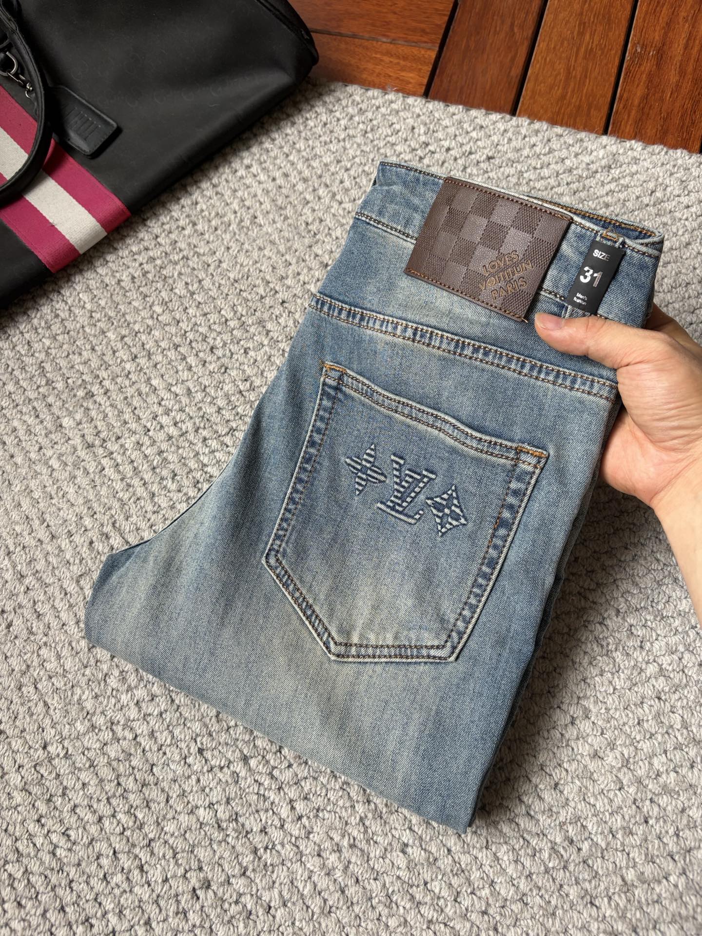 NO:935084,LV high-end customization, 2026 latest jeans, simultaneous sale at the counter, original customized replicas, customer-supplied hardware accessories, original quality, imported denim fabric with high elasticity, heavy washing, fine workmanship, and excellent upper body!  Preferred items Size: 29-38,,louis vuitton,jeans,19860909LV 高端定制、2026最新款牛仔裤 柜台同步发售 原版定制复刻 客供五金辅料 原单品质 进口牛仔面料高弹力 重工洗水 做工走线精细 上身绝佳！优选单品 码数: 29-38,,louis vuitton,jeans,,Men's clothing